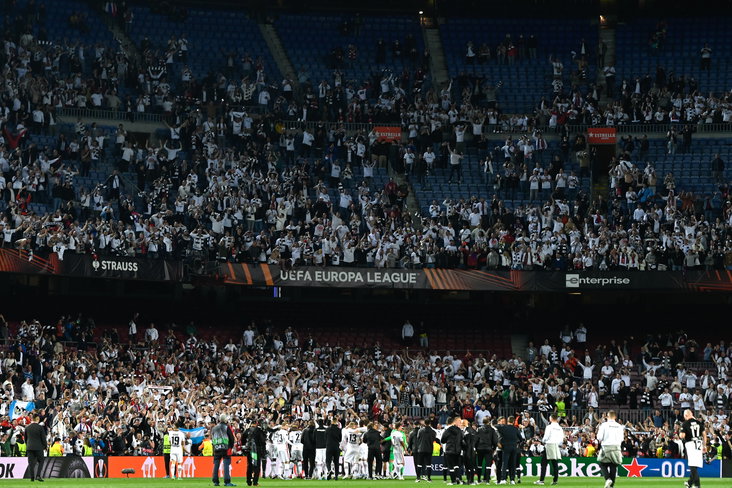 Fans van Eintracht Frankfurt vieren de zege op Barcelona