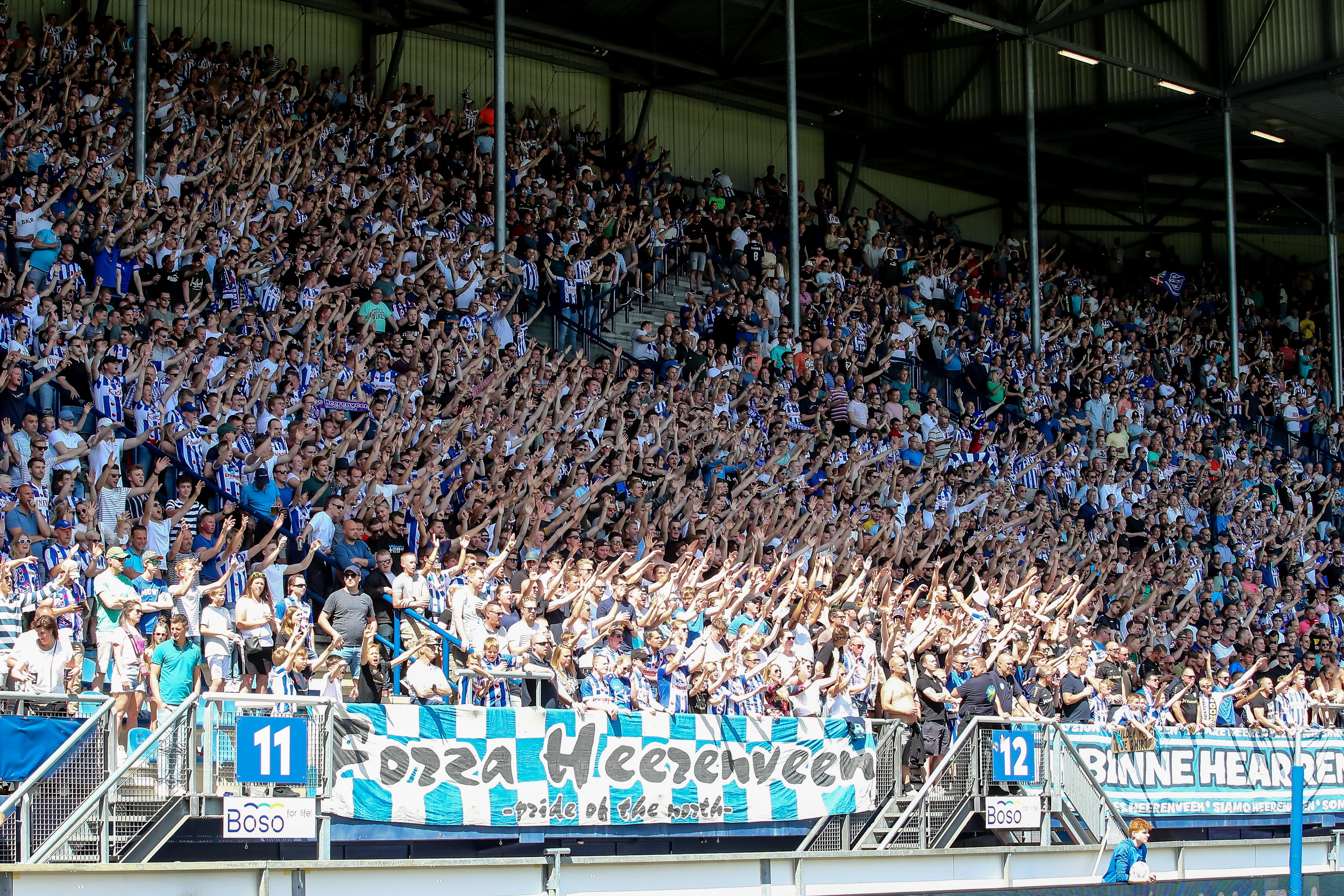 Fans van SC Heerenveen op Nieuw Noord