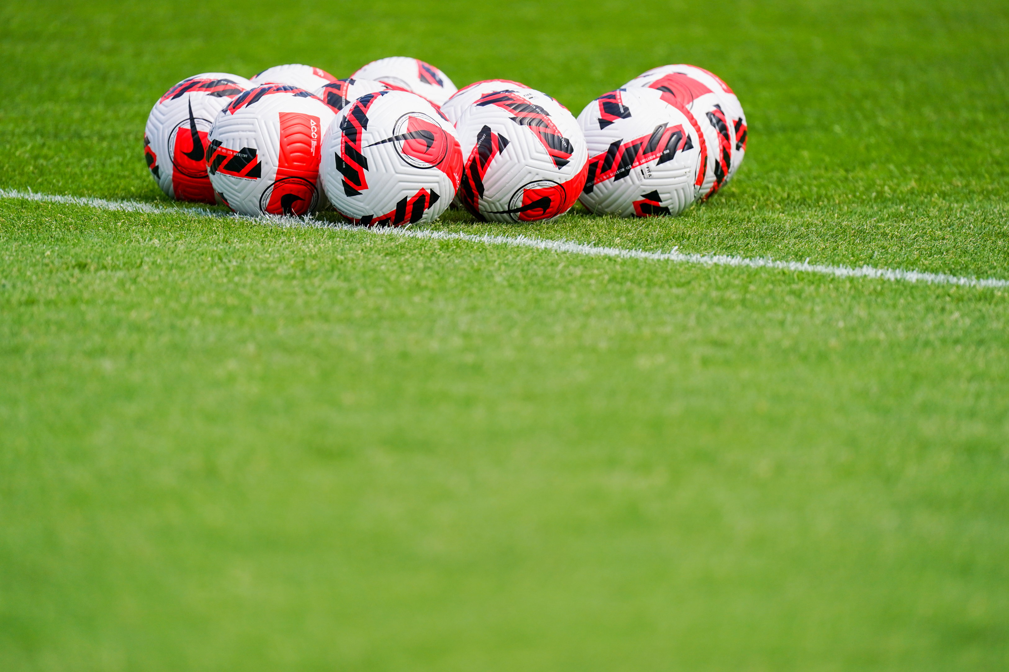 Meerdere ballen op het veld