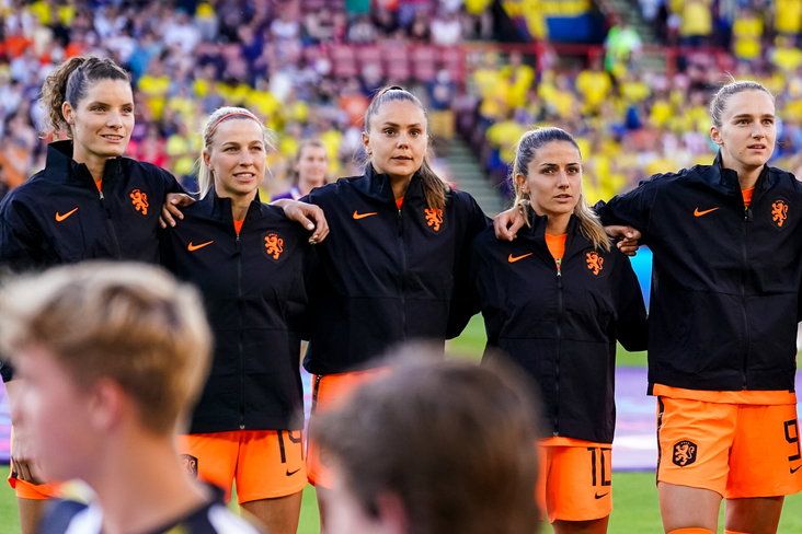 Dominique Janssen, Jackie Groenen, Lieke Martens, Daniëlle van de Donk en Vivianne Miedema