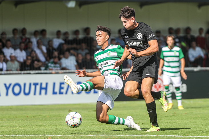 João Muniz in actie namens Sporting CP in de Youth League