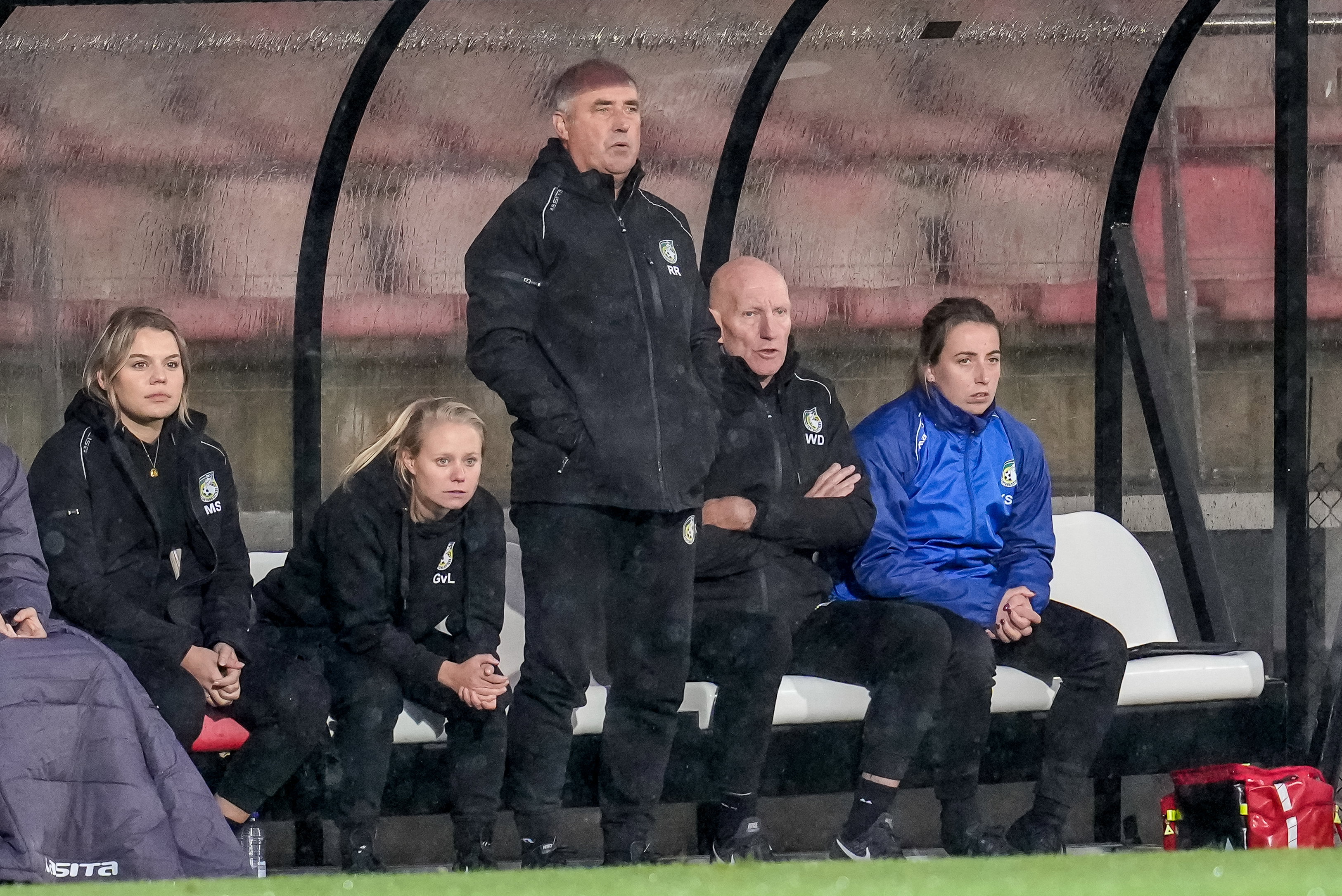De staf van Fortuna Sittard, met Roger Reijners als hoofdtrainer