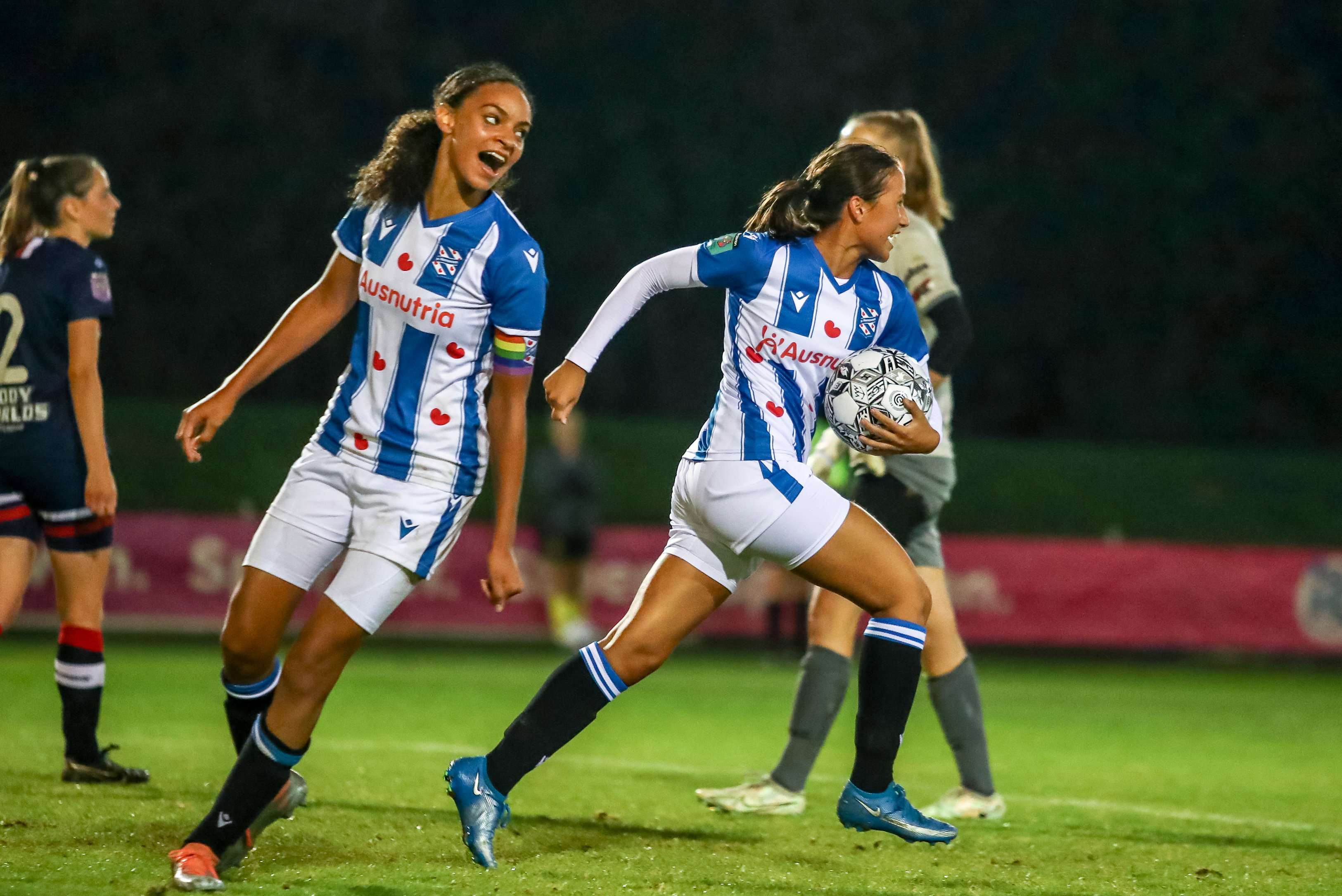 Roos de Haas viert doelpunt