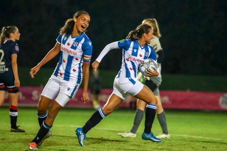 Roos de Haas viert doelpunt