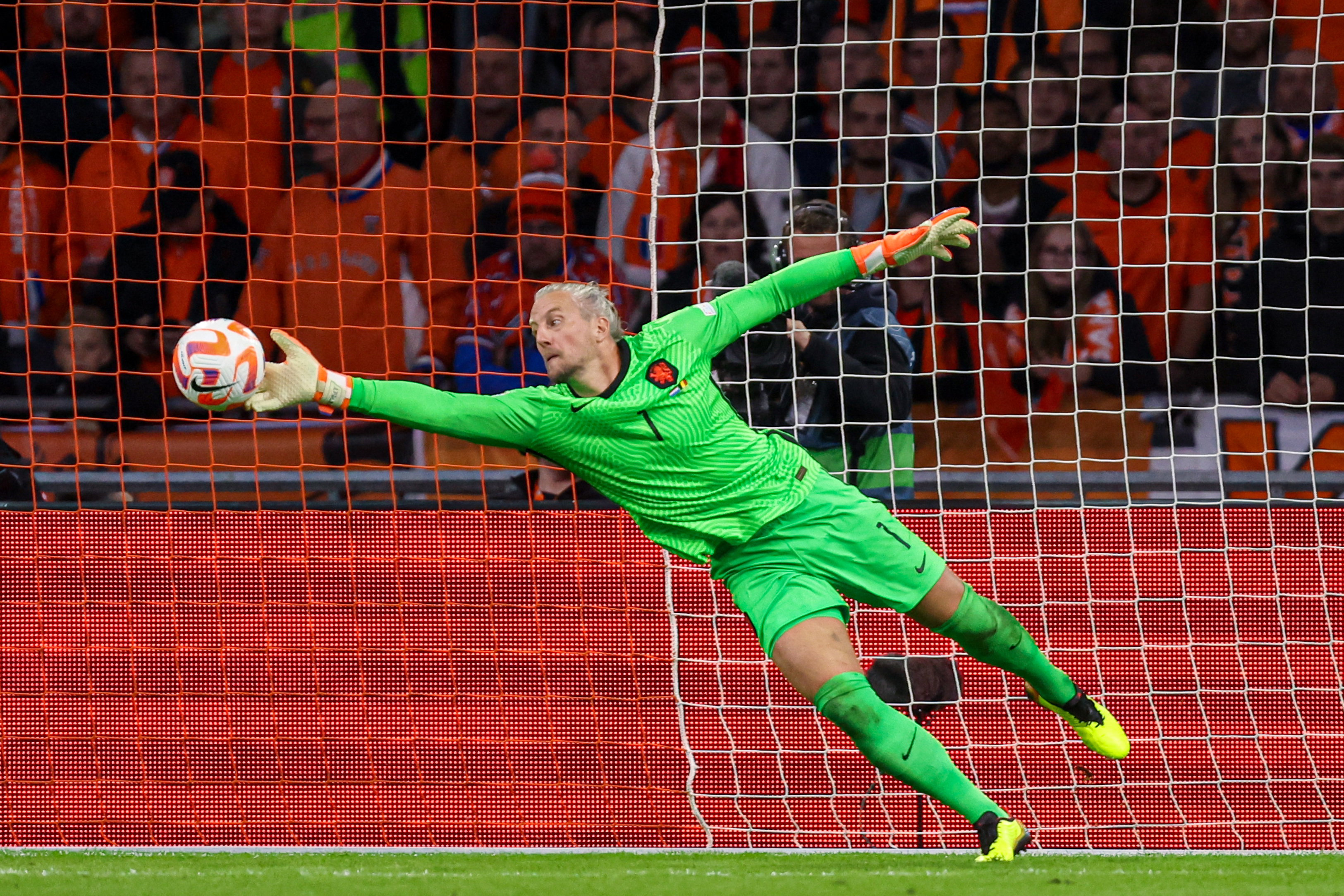 Remko Pasveer met een knappe redding tijdens Nederland - België