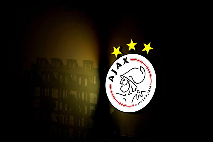 Het Ajax-logo met drie sterren