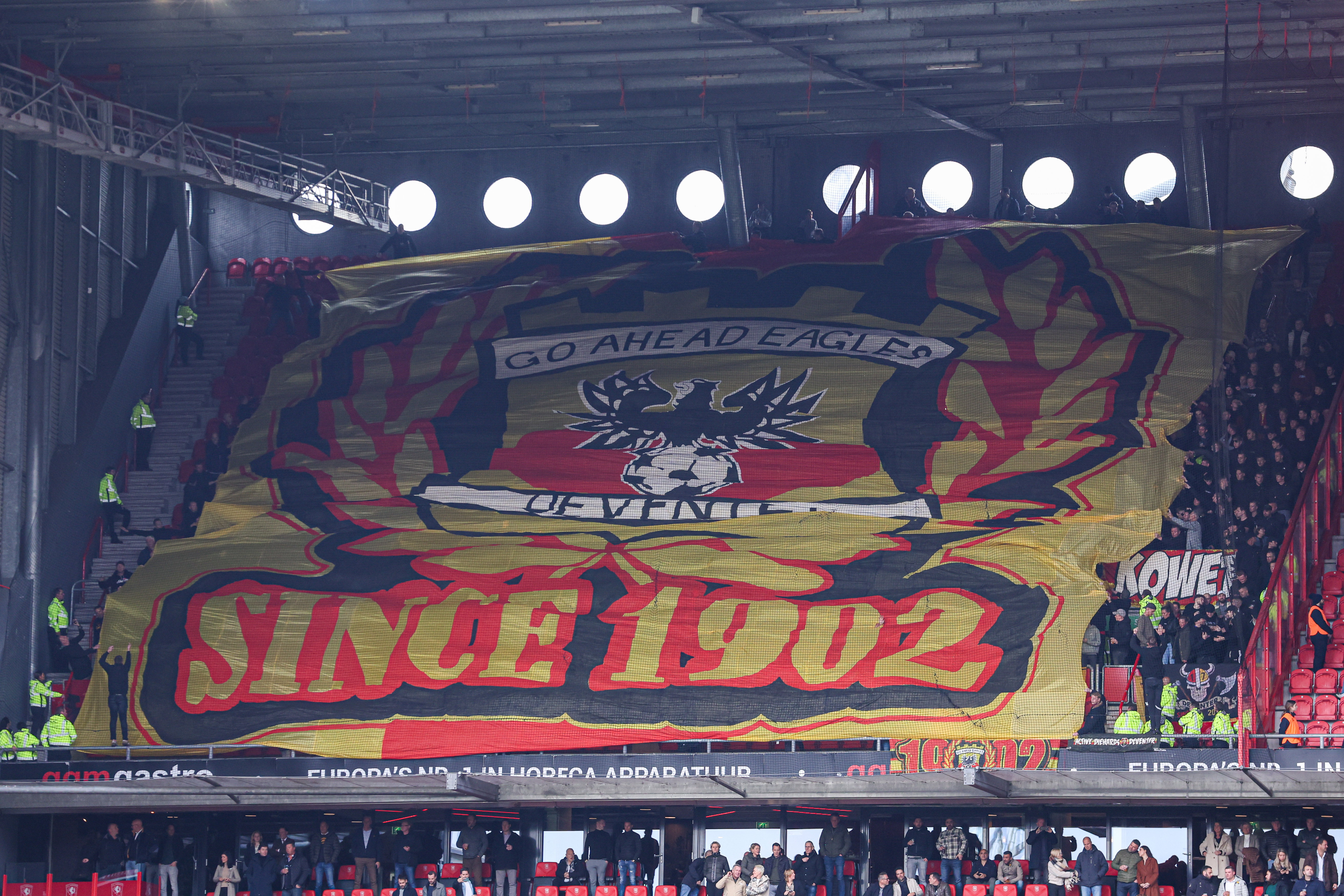 Supporters van Go Ahead Eagles in het uitvak bij FC Twente