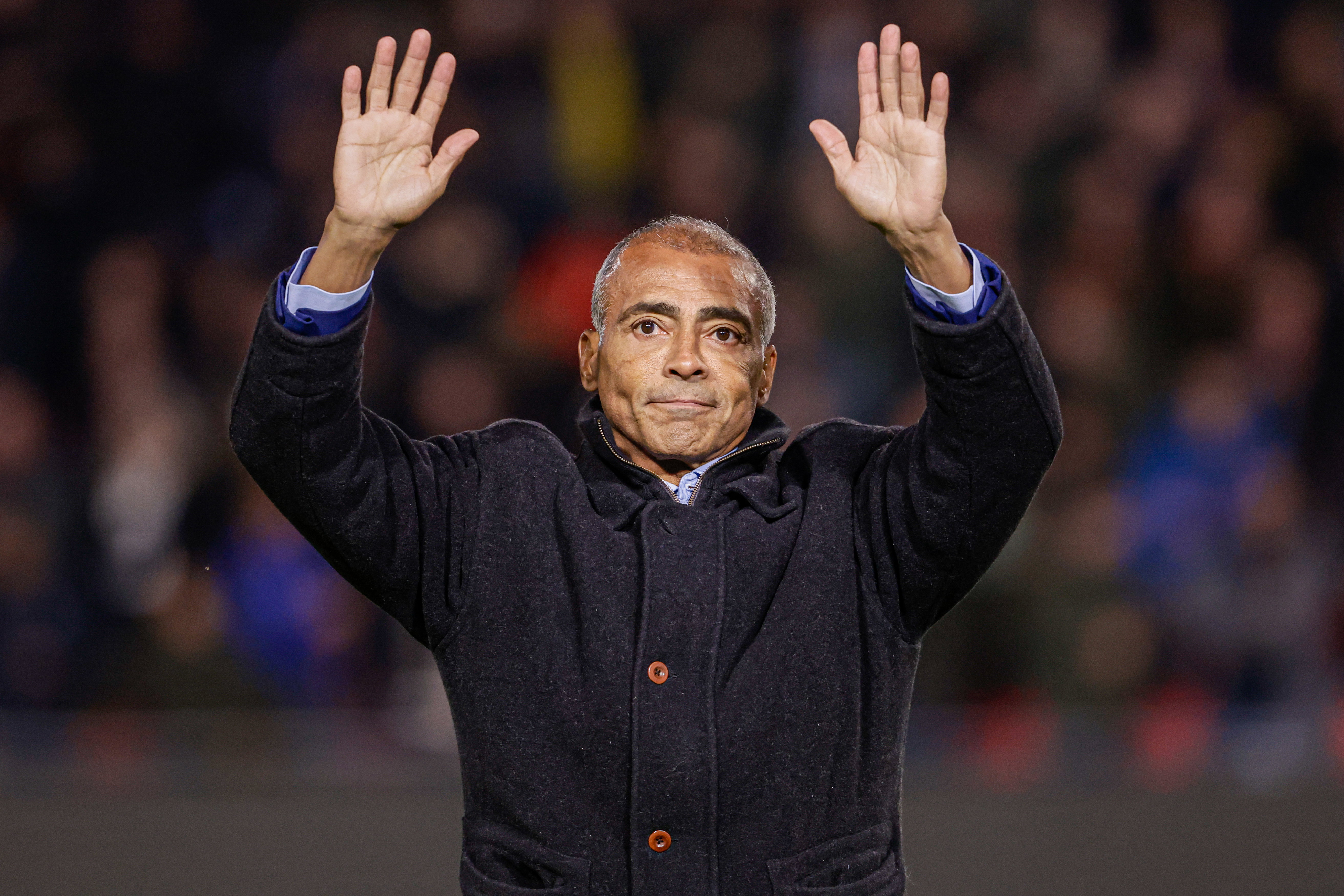 Romário zwaait naar de PSV-supporters in het Philips Stadion