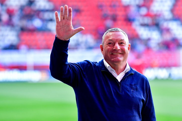 Ron Jans zwaait