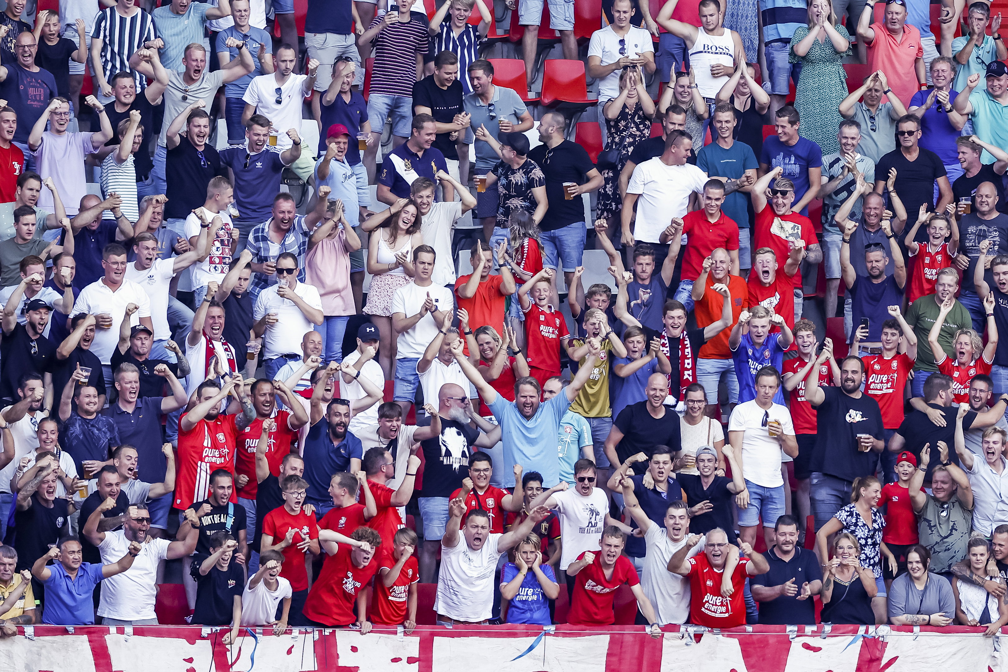 Juichende FC Twente-supporters