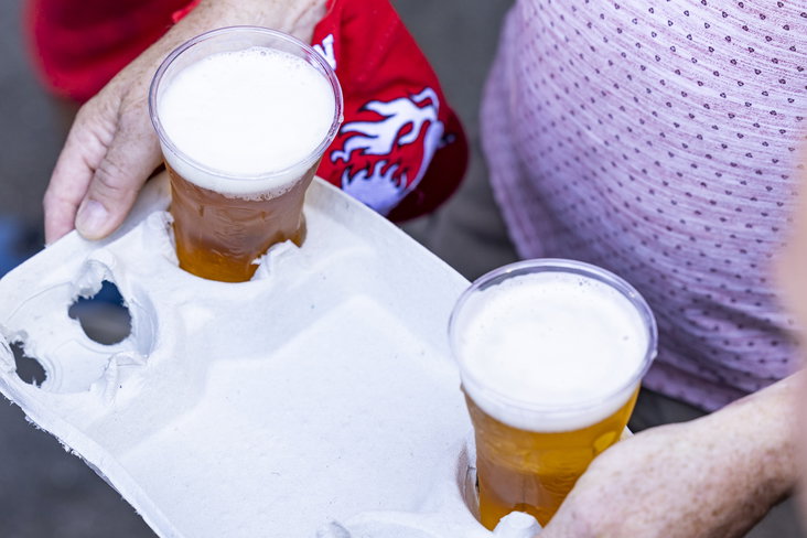 Een FC Twente-supporter met een blaadje bier