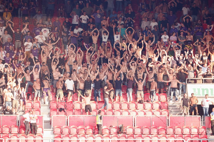 Fiorentina-fans in het uitvak bij FC Twente