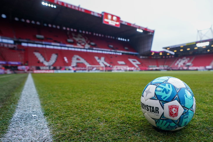 Bal met FC Twente-logo in De Grolsch Veste