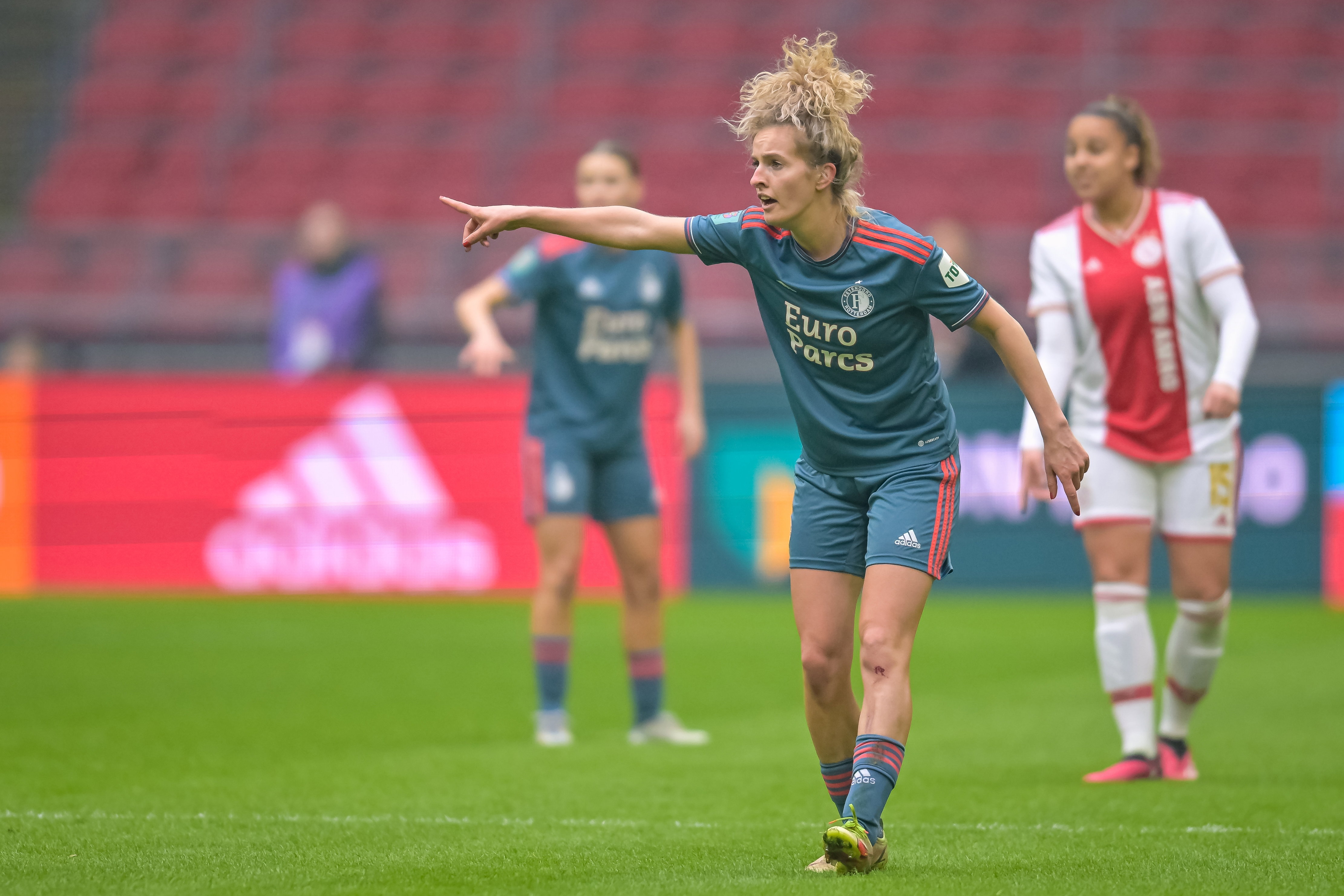Maxime Bennink (Feyenoord) in actie tegen Ajax