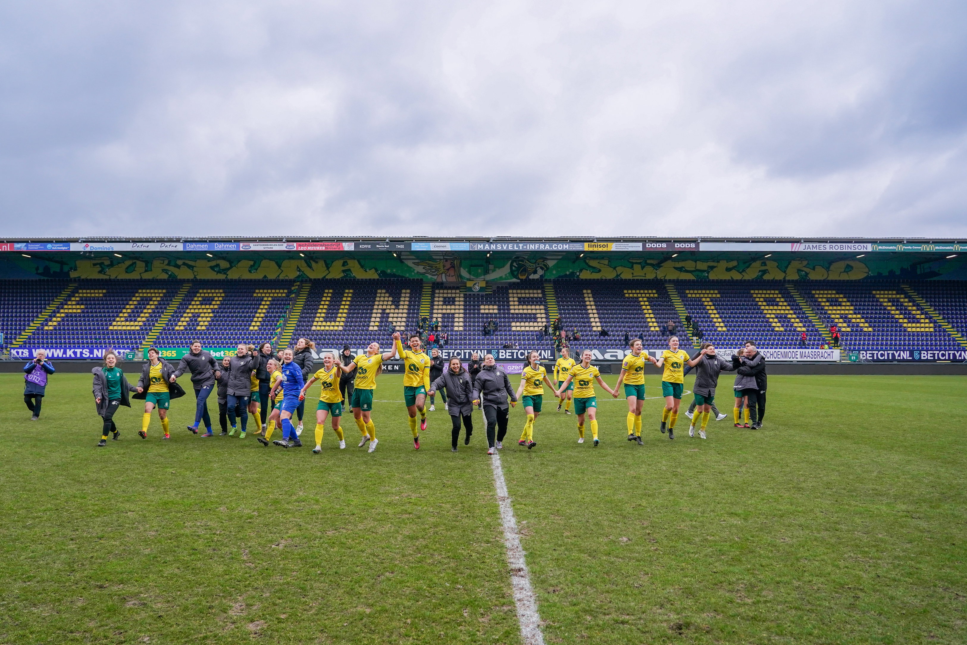 De speelsters van Fortuna Sittard vieren een overwinning