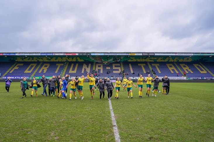 De speelsters van Fortuna Sittard vieren een overwinning