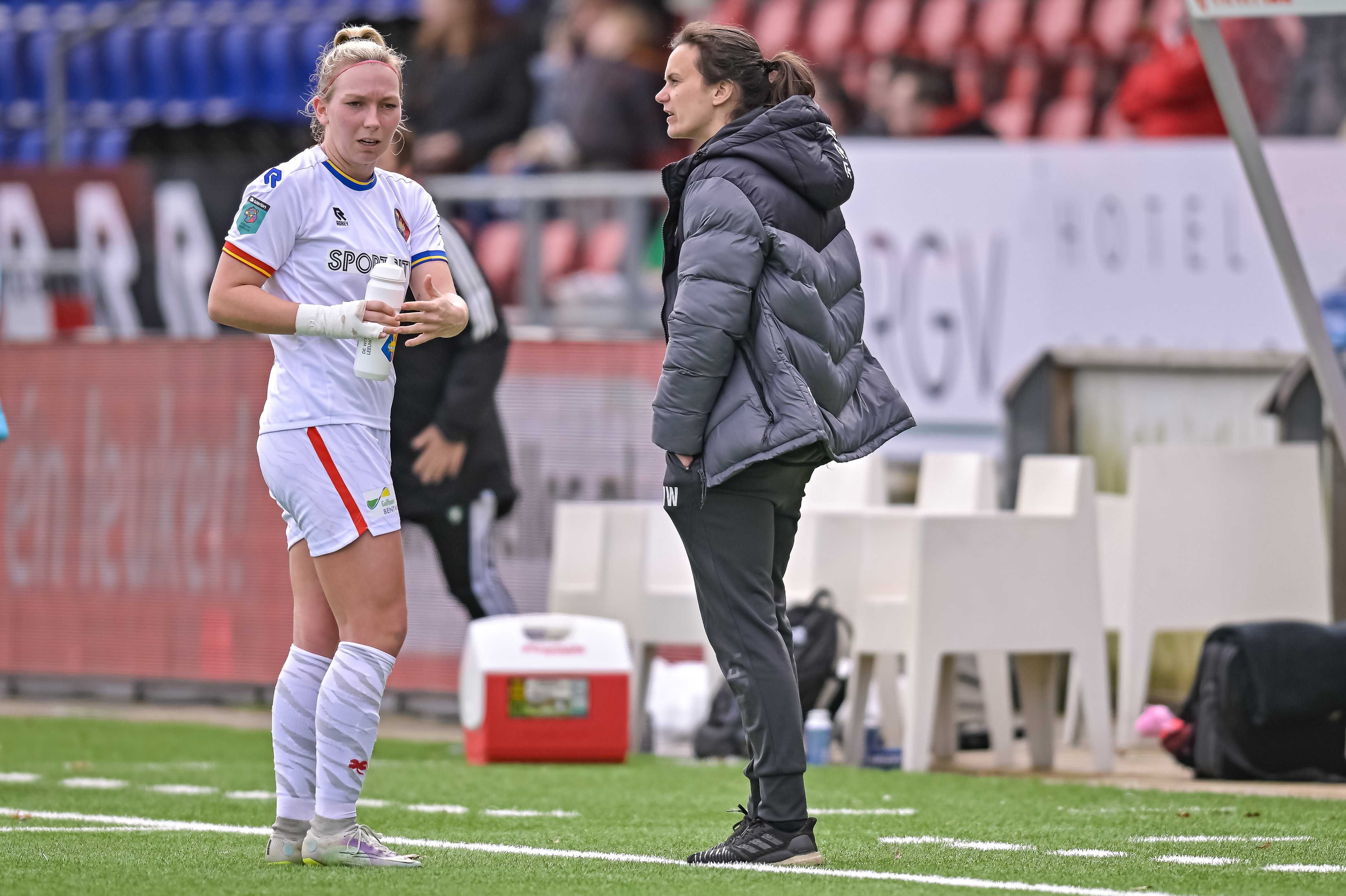Marelle Worm en Puck Donker langs de lijn bij Telstar