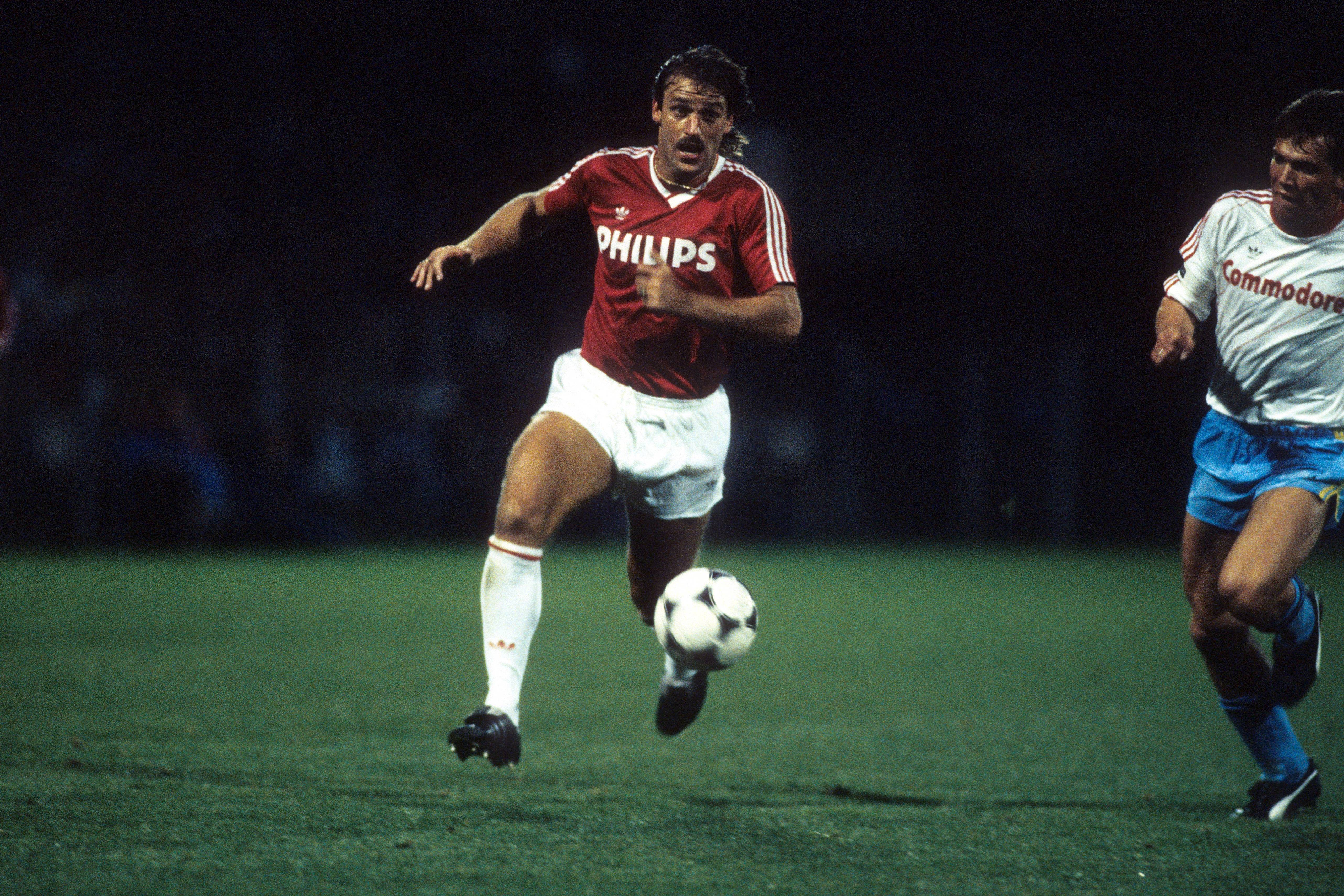 René van der Gijp namens PSV in duel met Lothar Matthäus