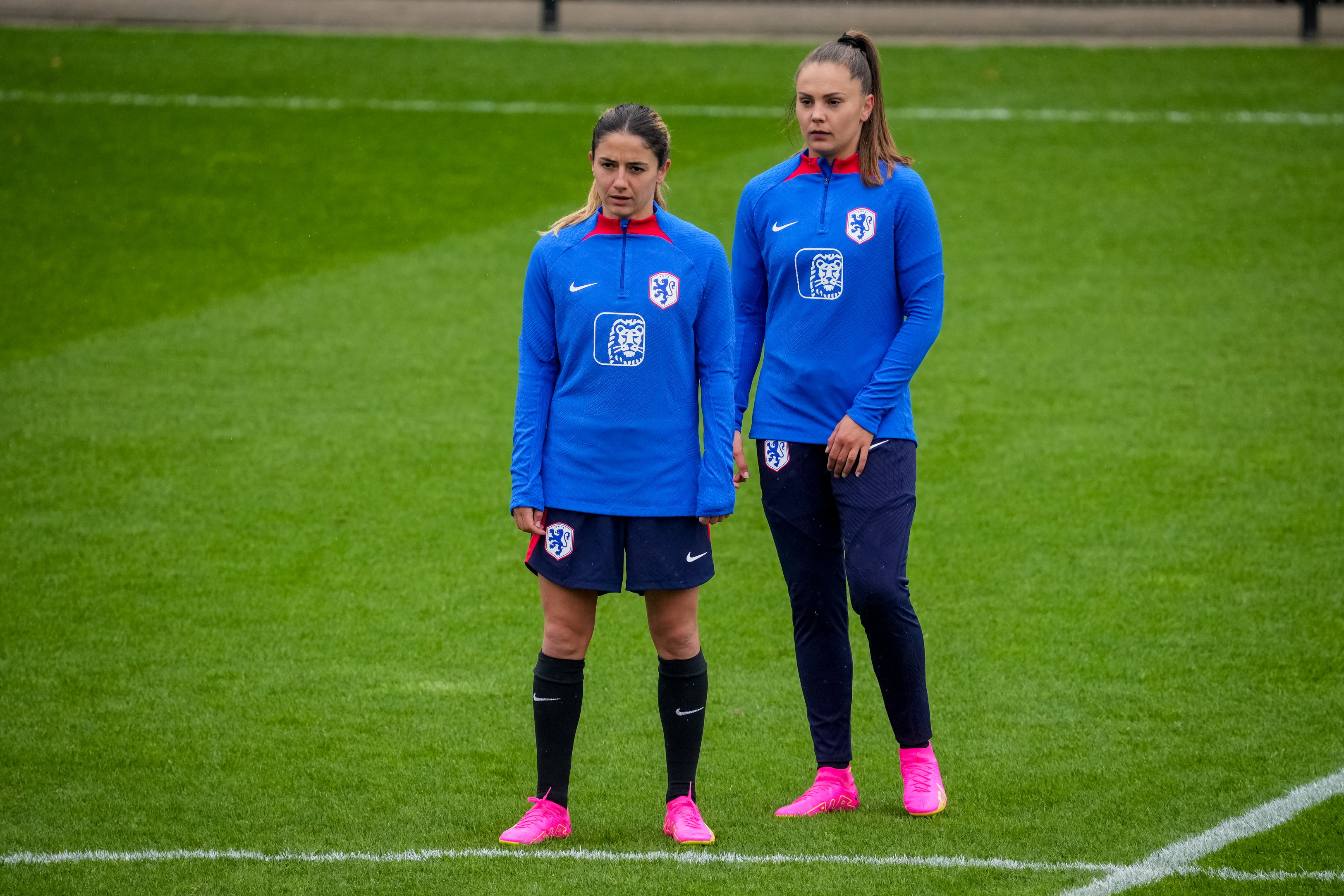 Daniëlle van de Donk en Lieke Martens op het trainingsveld van Oranje