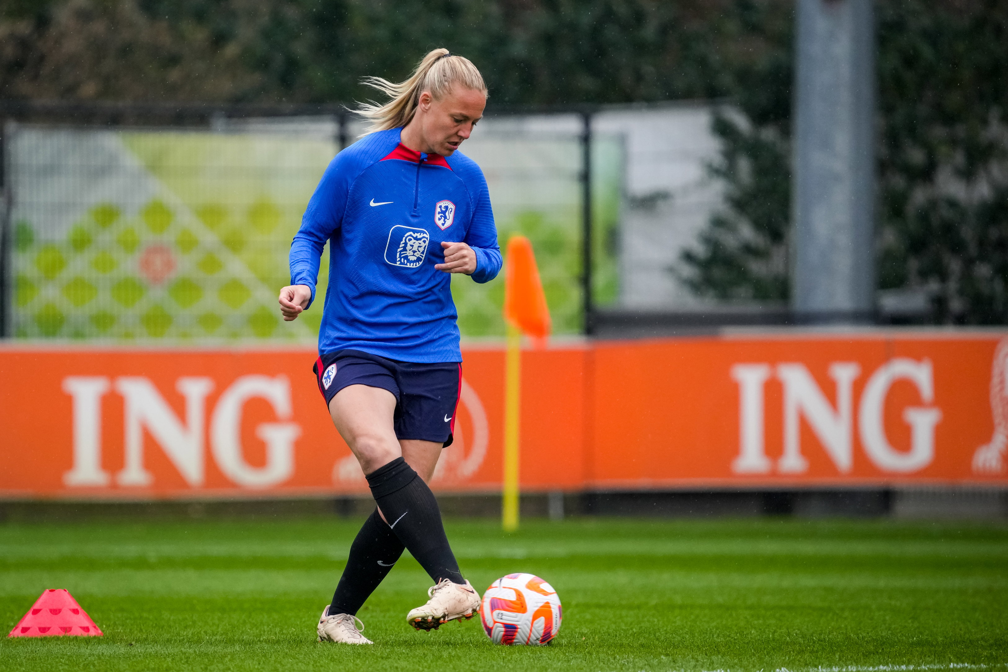 Stefanie van der Gragt op het trainingsveld bij Oranje