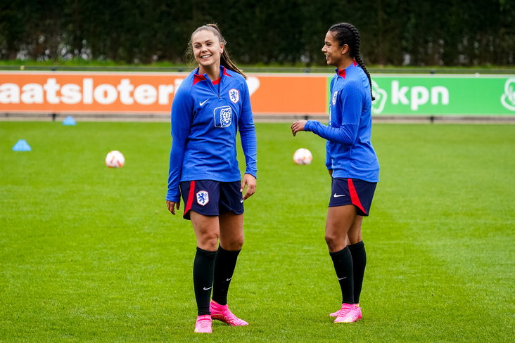 Lieke Martens en Esmee Brugts bij Oranje