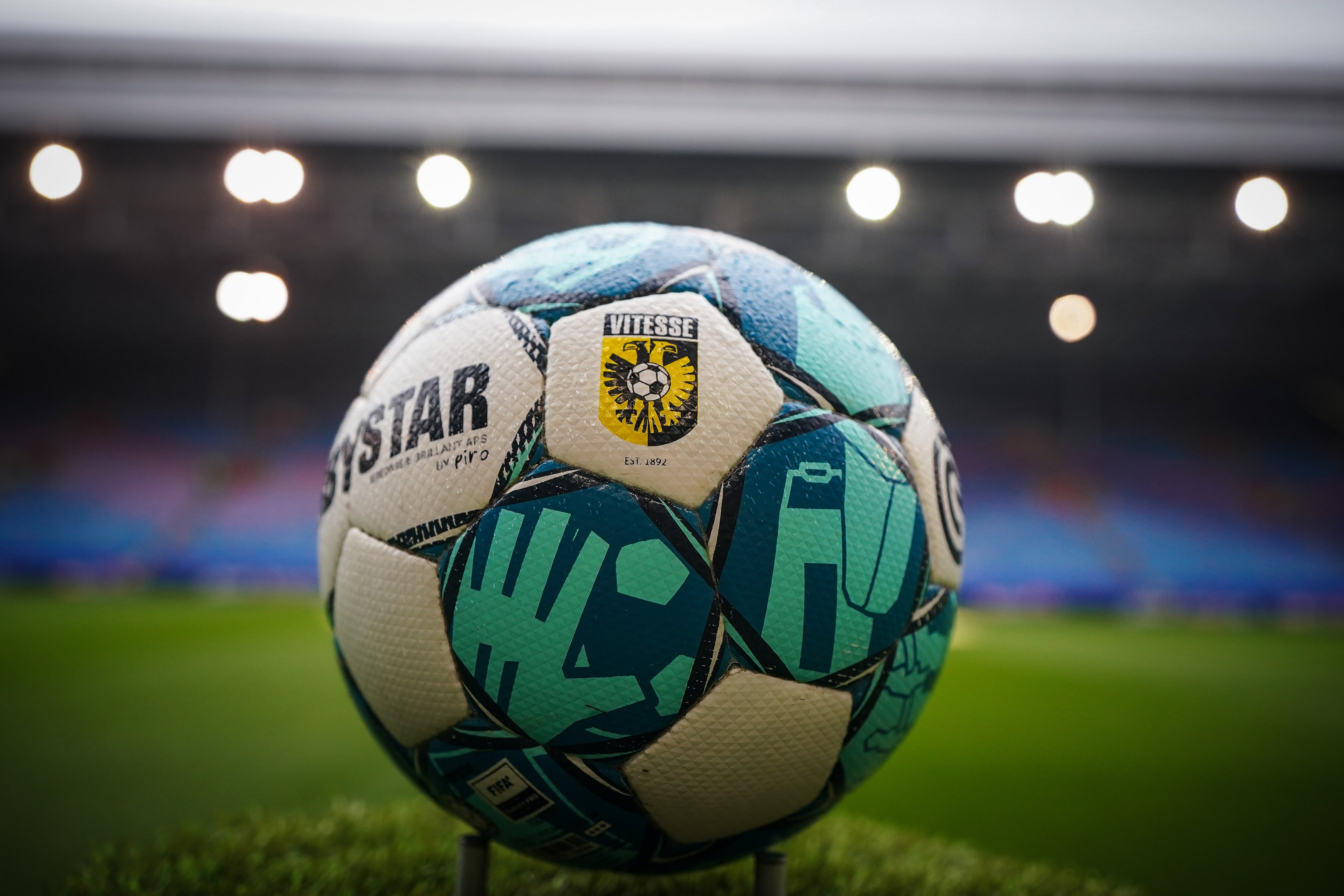 Een bal met het logo van Vitesse