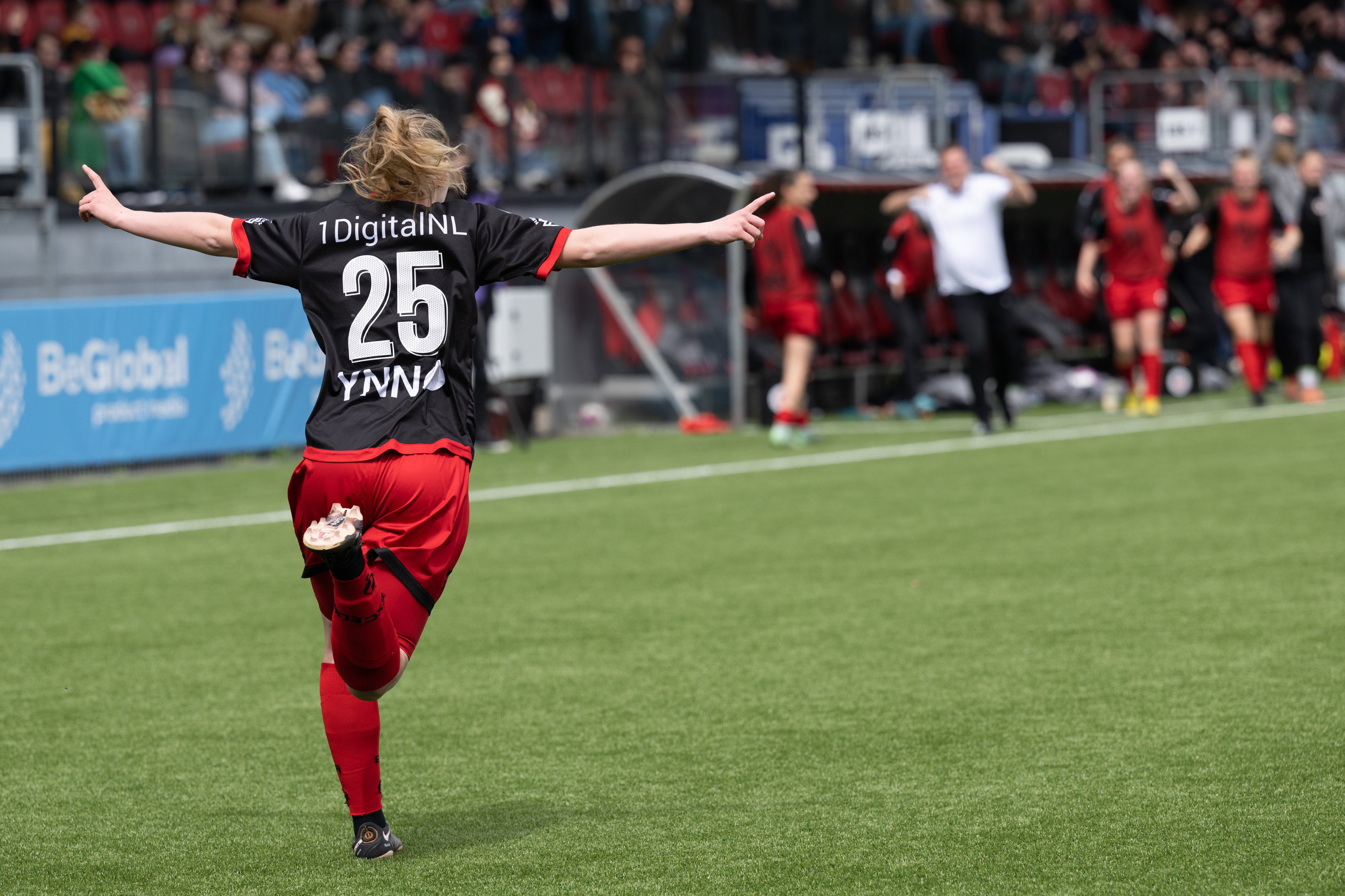Chelsea Homan juicht na een goal voor Excelsior