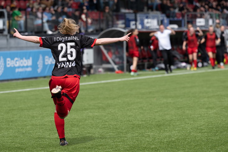 Chelsea Homan juicht na een goal voor Excelsior