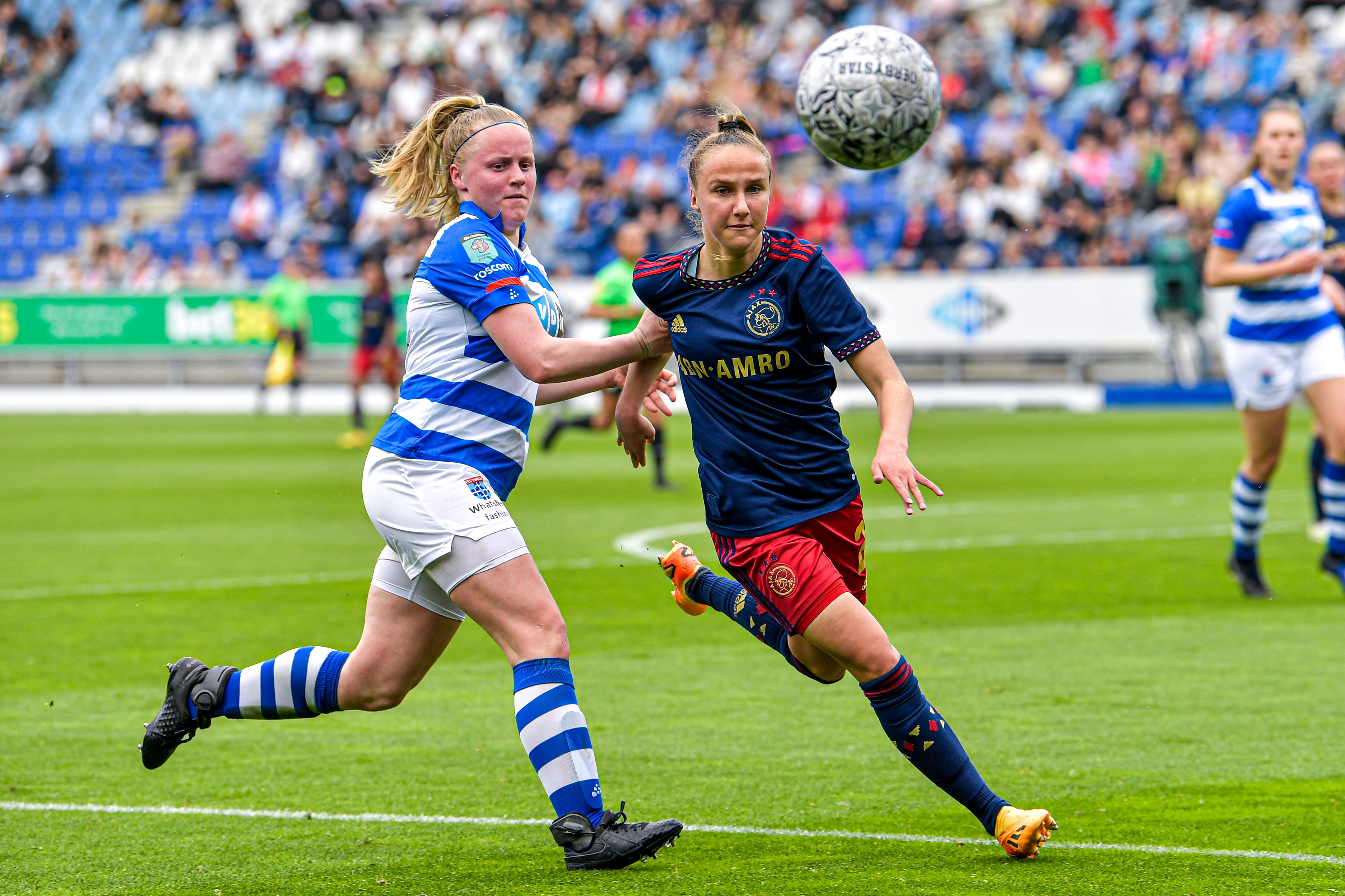 Imre van der Vegt (PEC Zwolle) in duel met Rosa van Gool (Ajax)