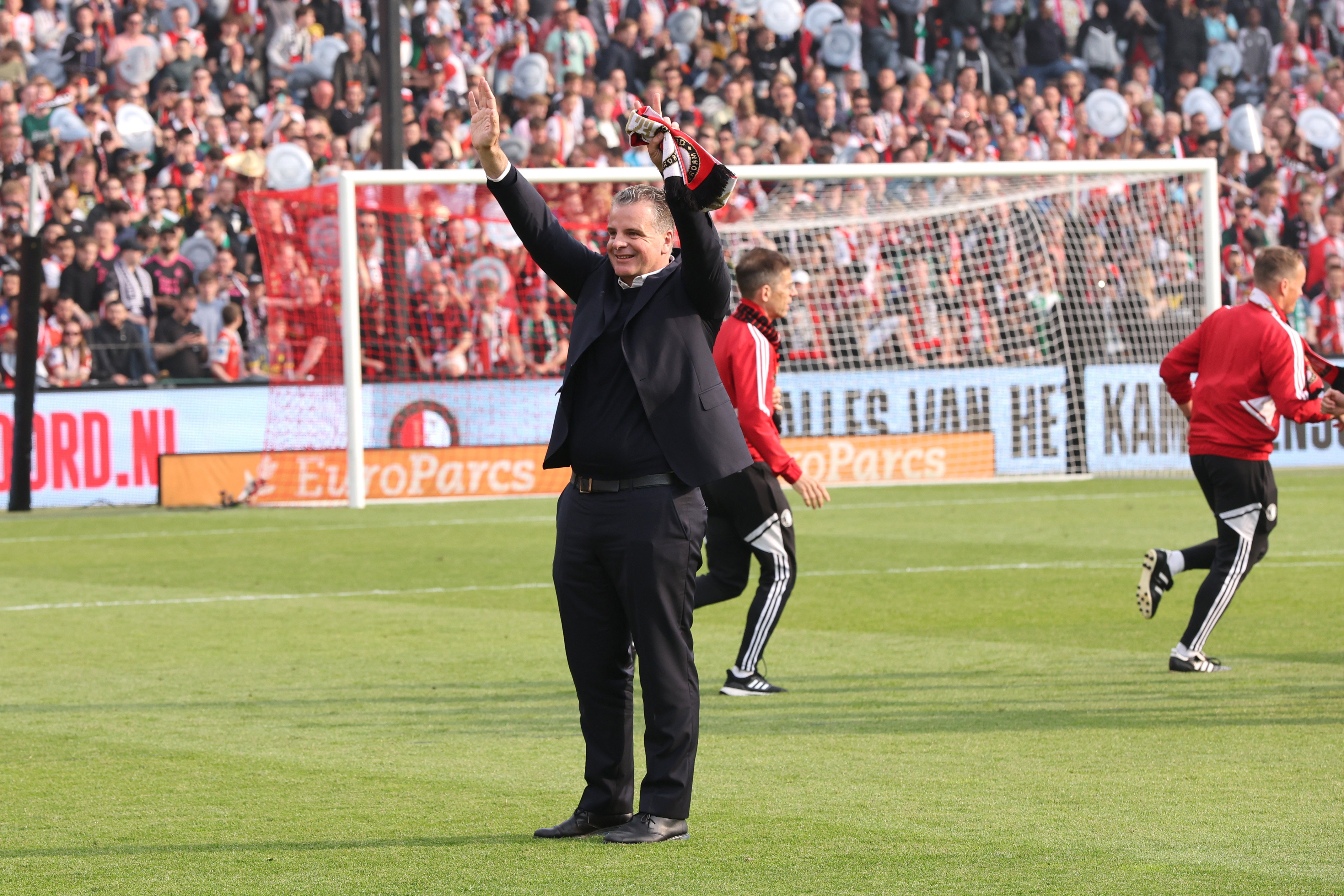 Dennis te Kloese zwaait naar de fans
