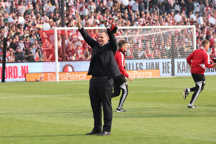 Dennis te Kloese zwaait naar de fans