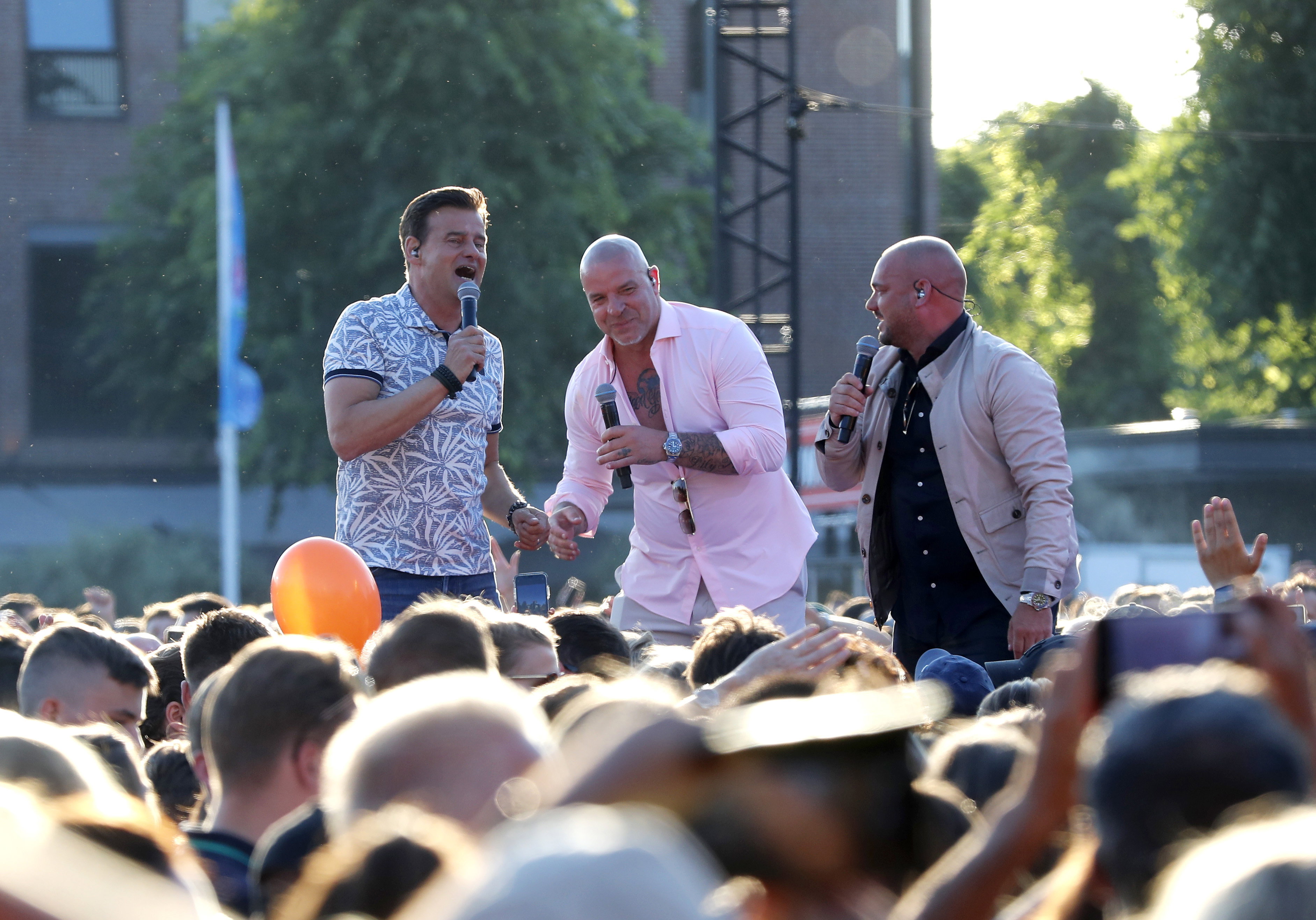 Wilfred Genee, Andy van der Meijde en Wesley Sneijder zingen