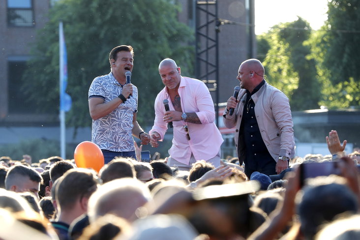 Wilfred Genee, Andy van der Meijde en Wesley Sneijder zingen