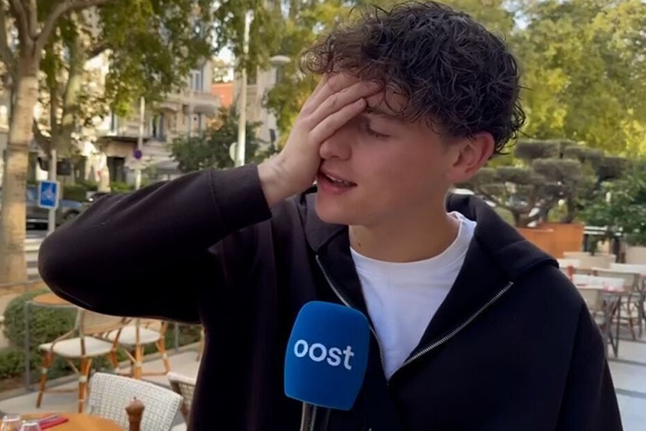 FC Twente-fan Rutger voor de camera van RTV Oost