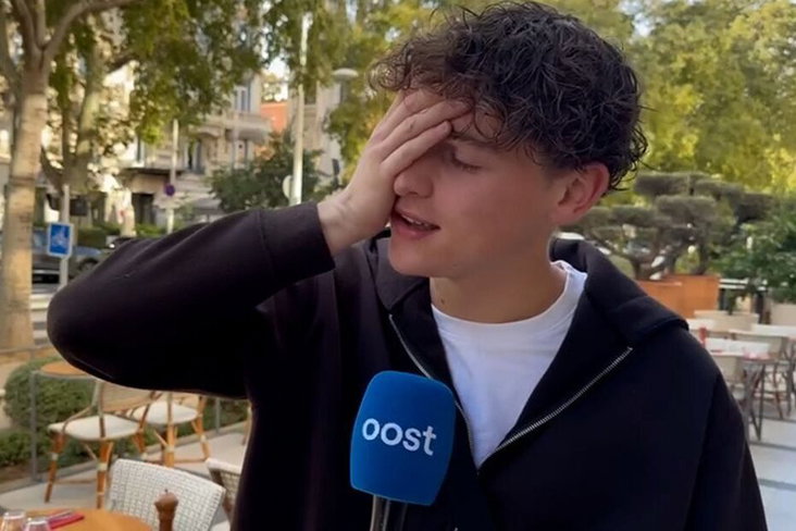 FC Twente-fan Rutger voor de camera van RTV Oost