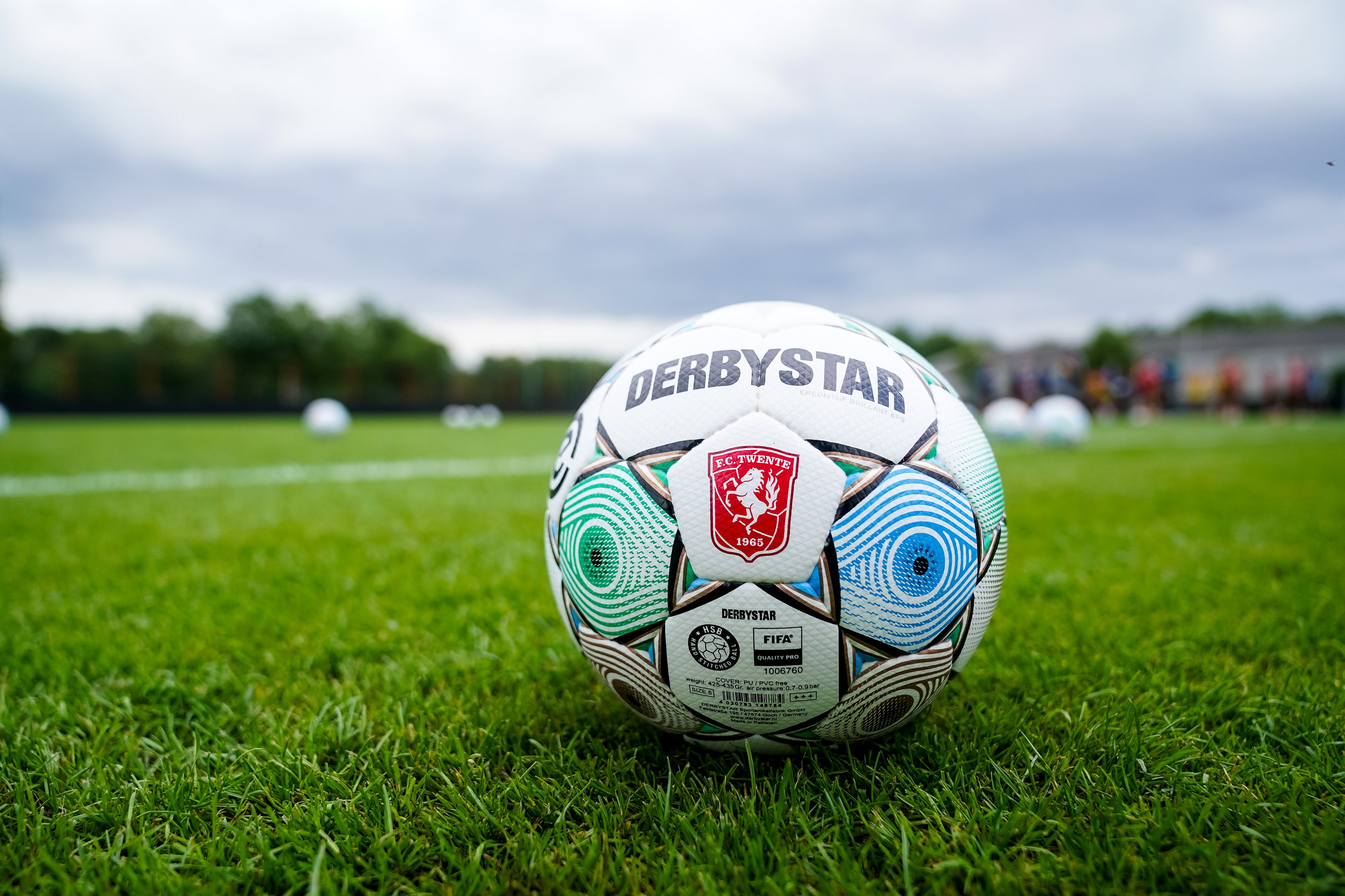 Een bal met het logo van FC Twente