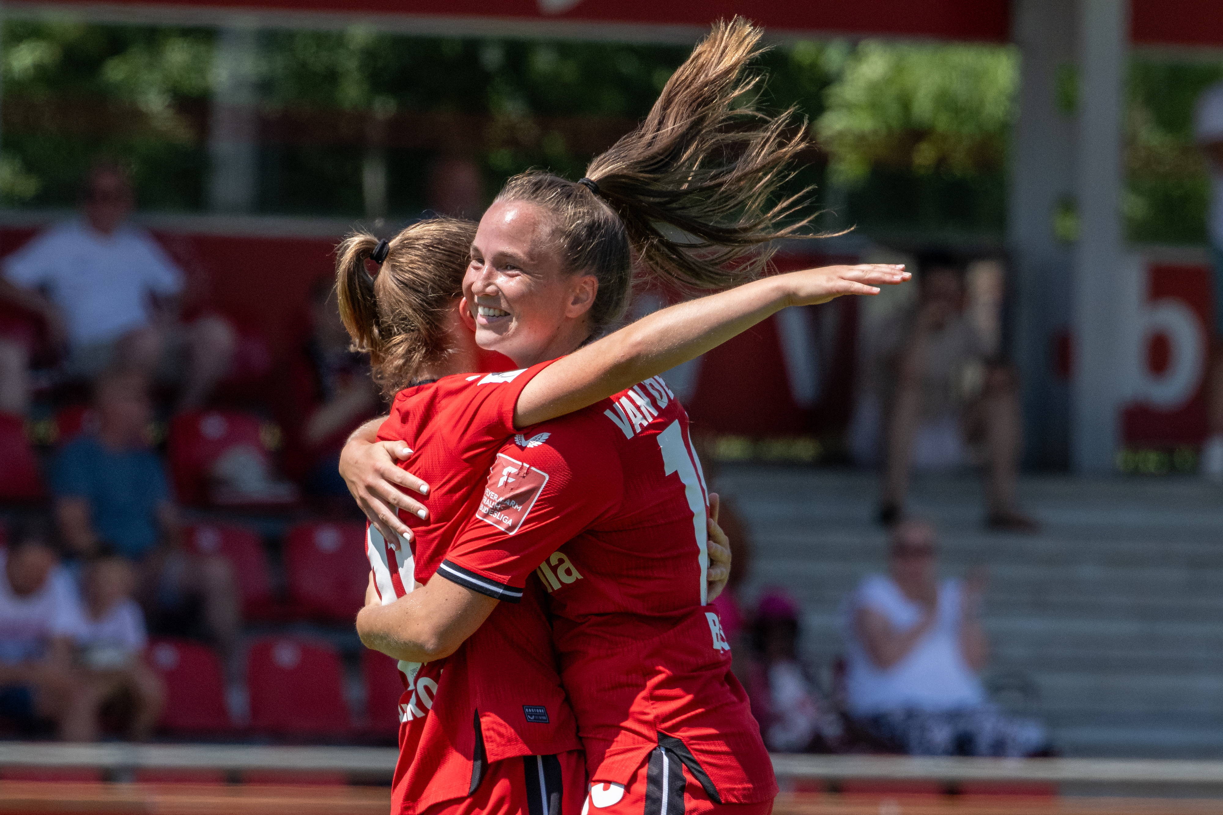 Eva van Deursen (r.) bij Bayer Leverkusen