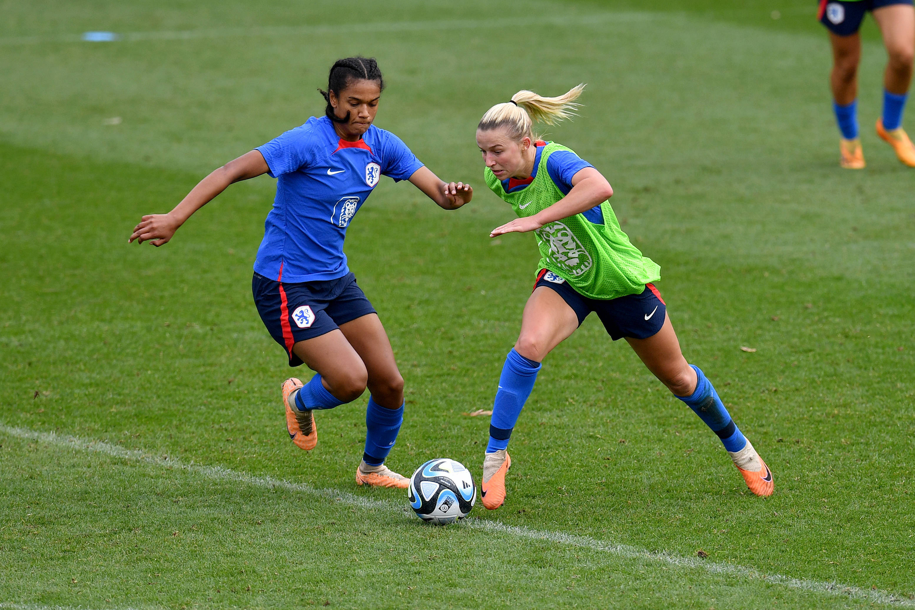 Esmee Brugts en Jackie Groenen op de training van de OranjeLeeuwinnen