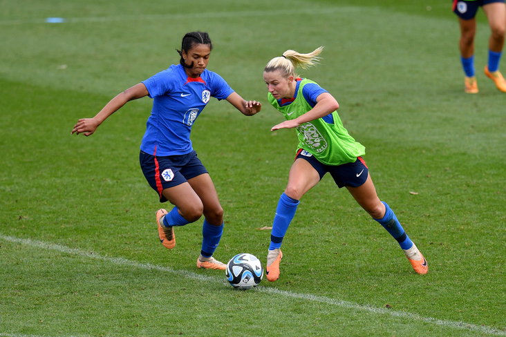 Esmee Brugts en Jackie Groenen op de training van de OranjeLeeuwinnen