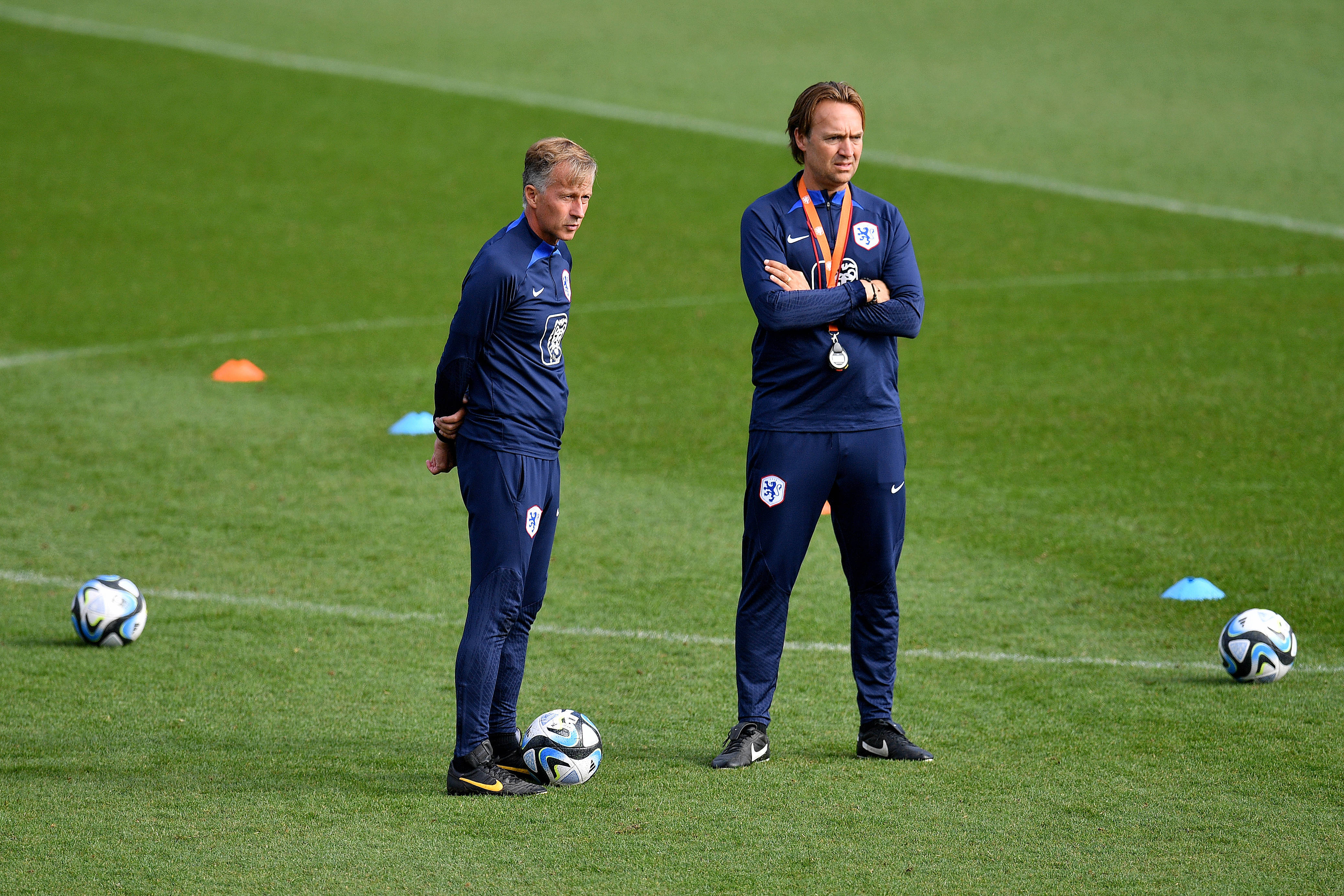 Andries Jonker en Arvid Smit op een training van de OranjeLeeuwinnen