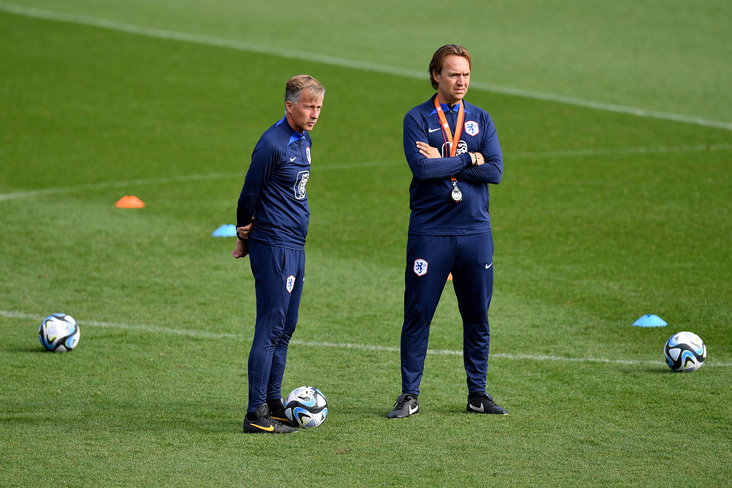Andries Jonker en Arvid Smit op een training van de OranjeLeeuwinnen