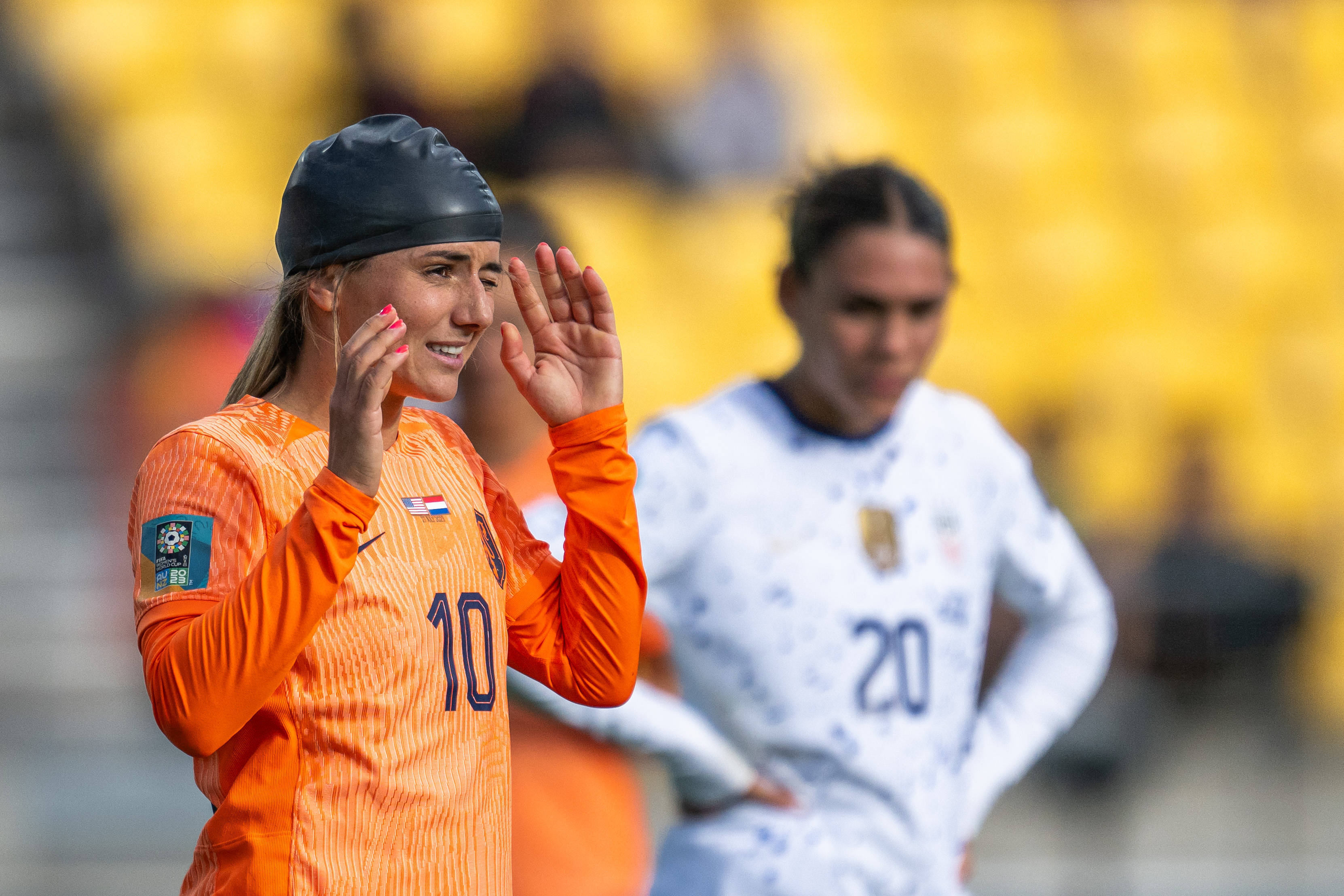 Daniëlle van de Donk met badmuts