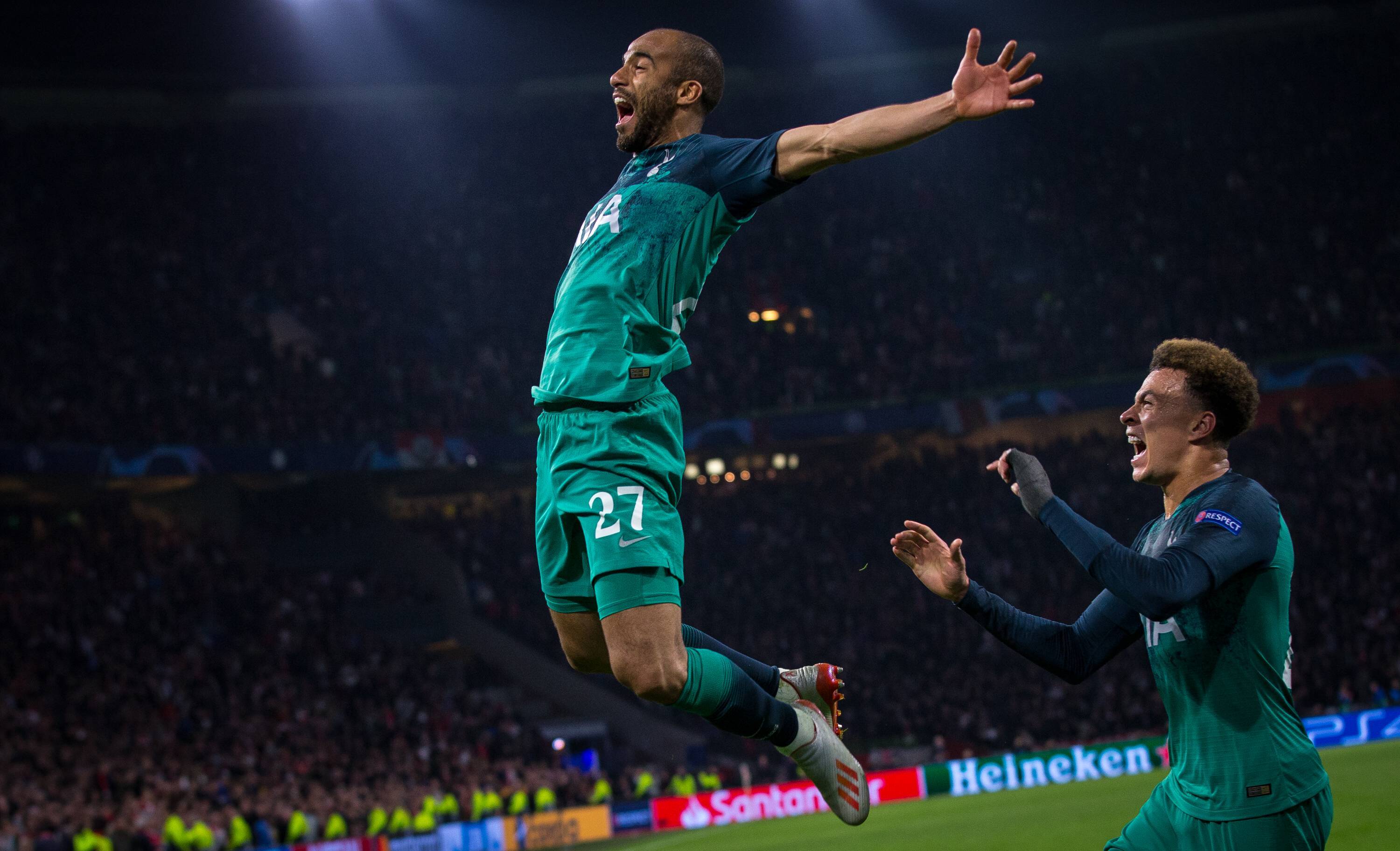Lucas Moura viert goal tegen Ajax