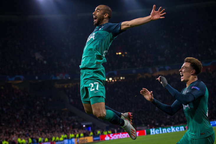 Lucas Moura viert goal tegen Ajax