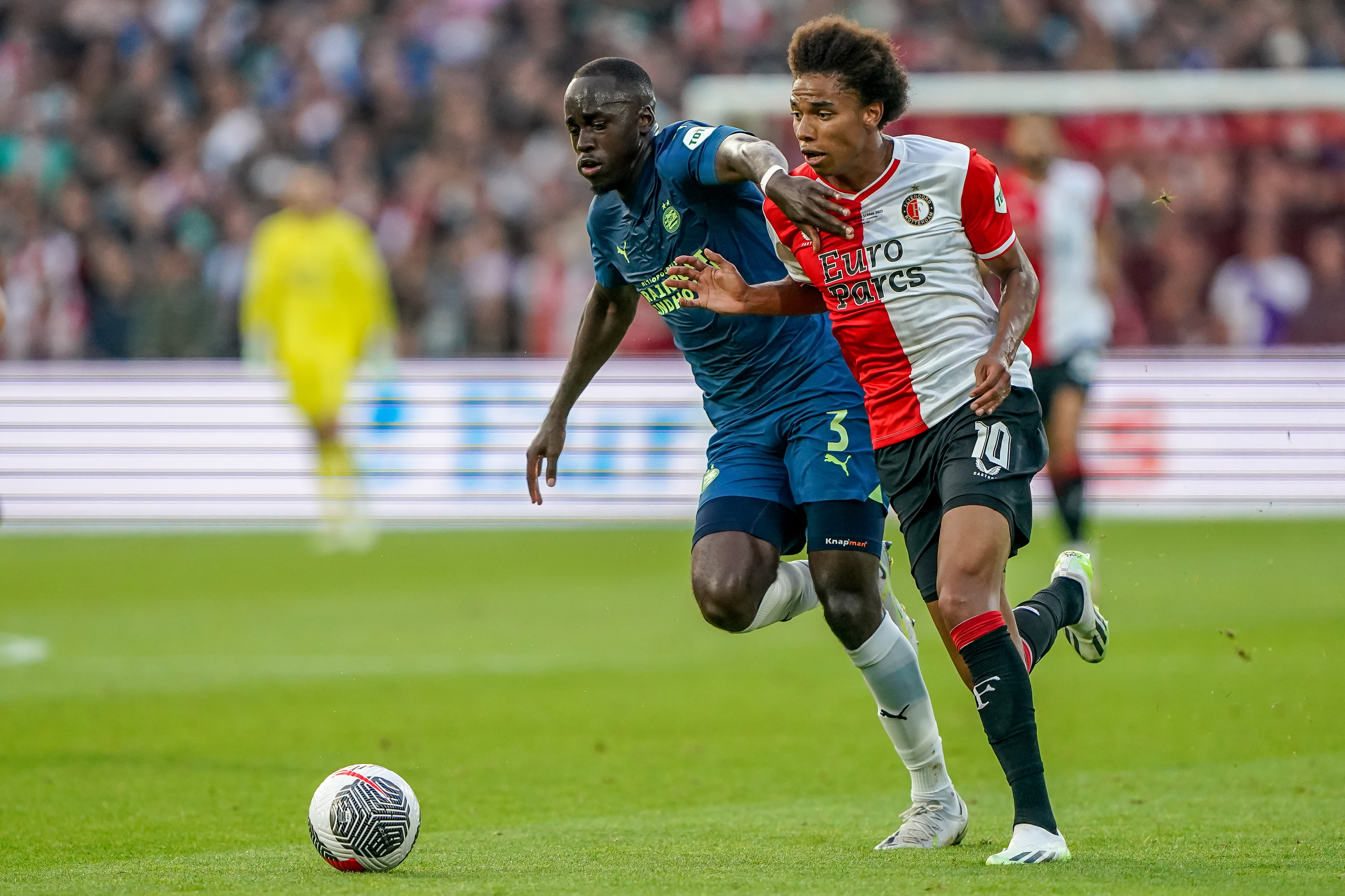 Calvin Stengs in het duel om de Johan Cruijff Schaal