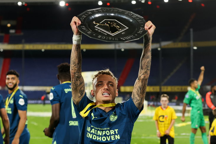 Noa Lang met de Johan Cruijff Schaal