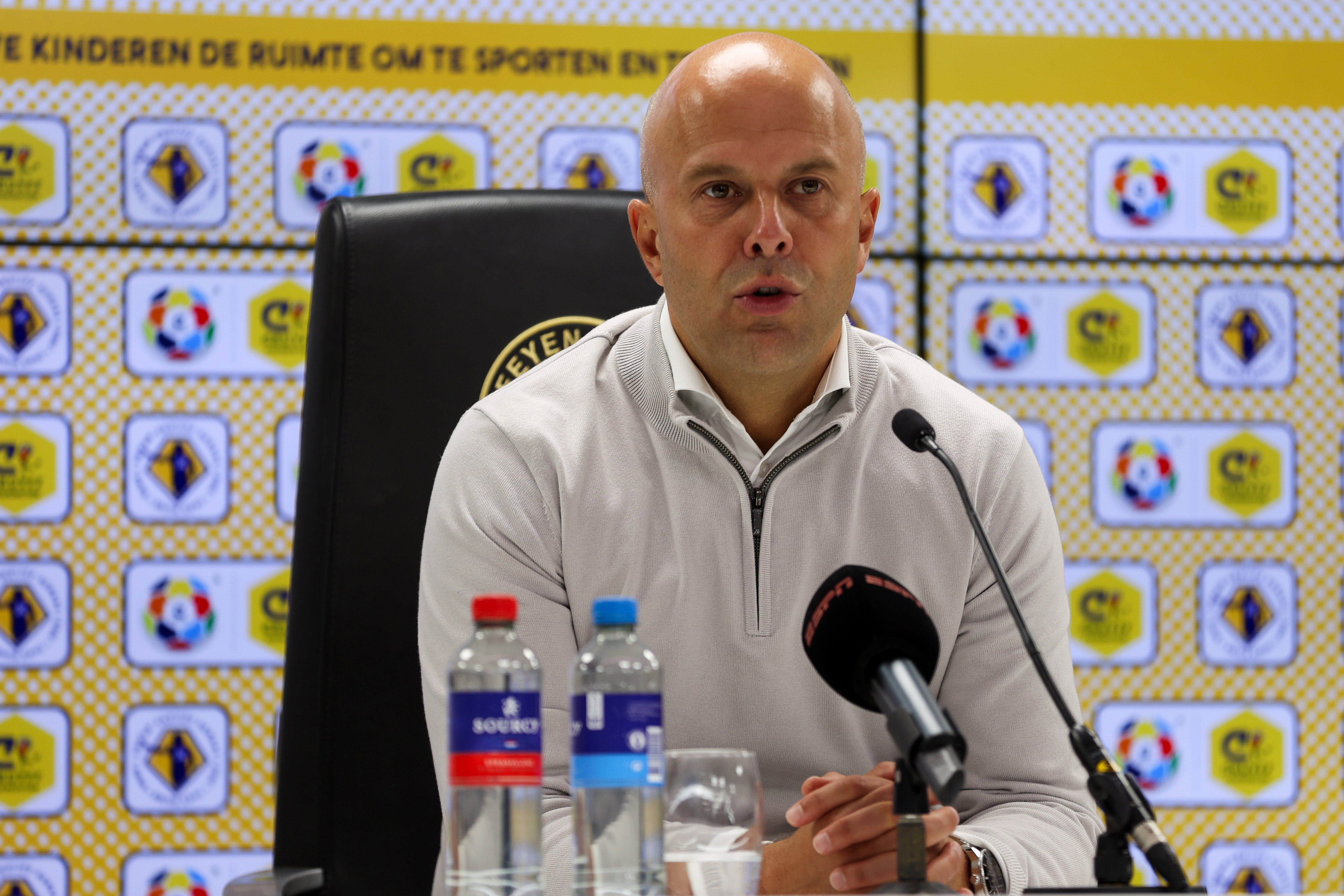 Arne Slot bij de persconferentie
