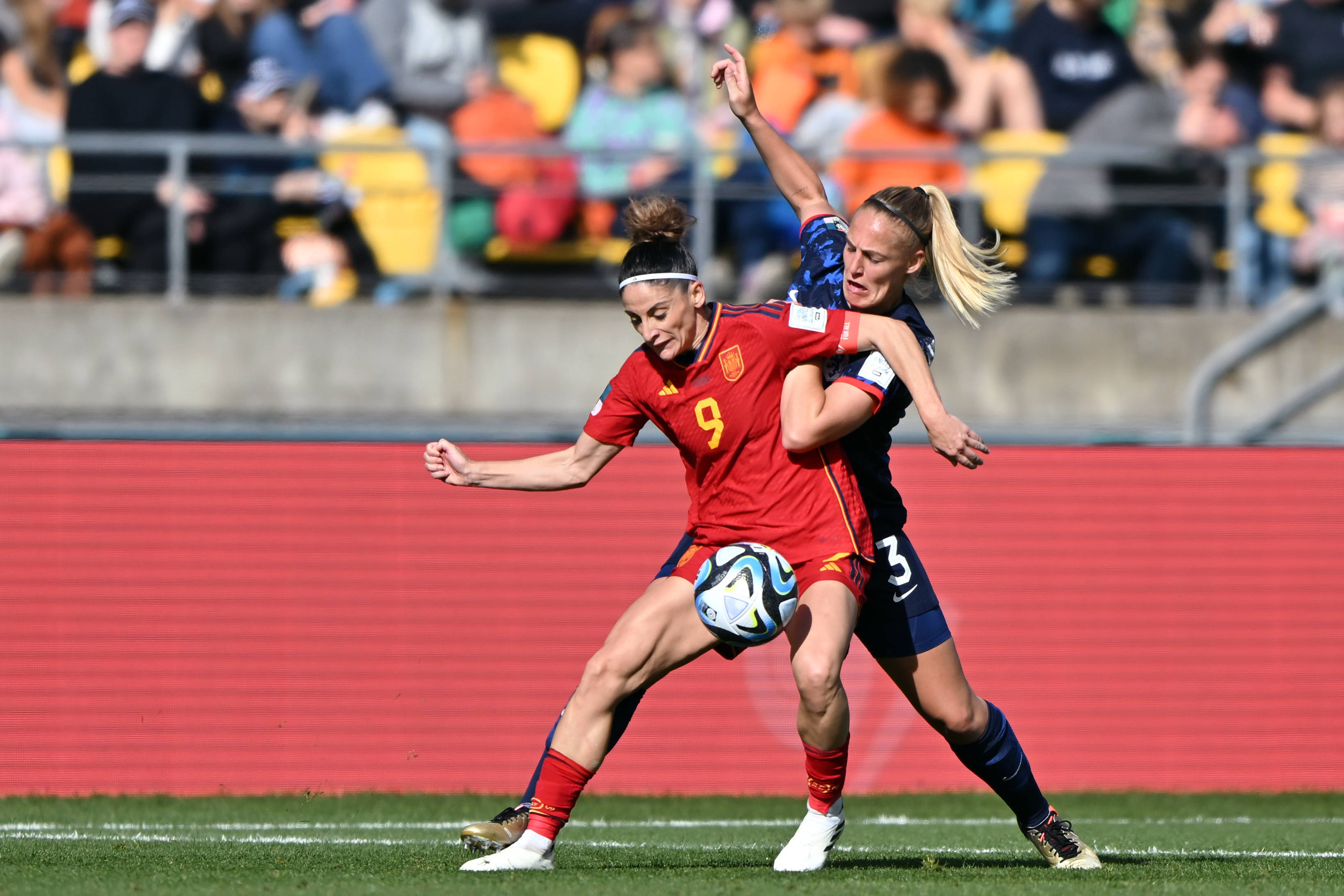 Stefanie van der Gragt in actie tegen Spanje