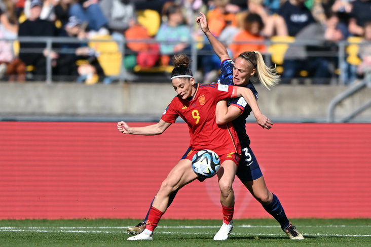 Stefanie van der Gragt in actie tegen Spanje