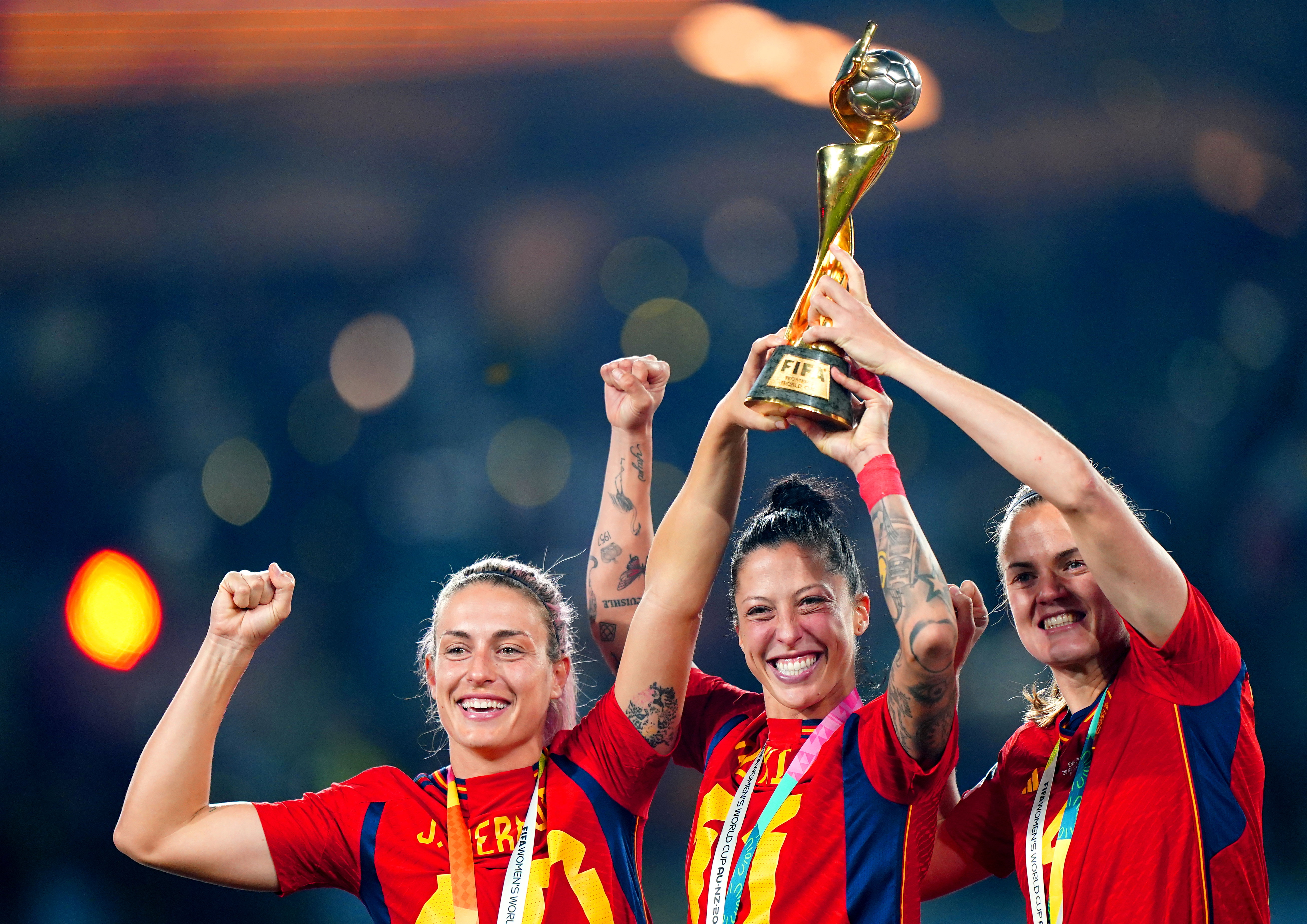 Alexia Putellas, Jenni Hermoso en Irene Paredes na de WK-winst